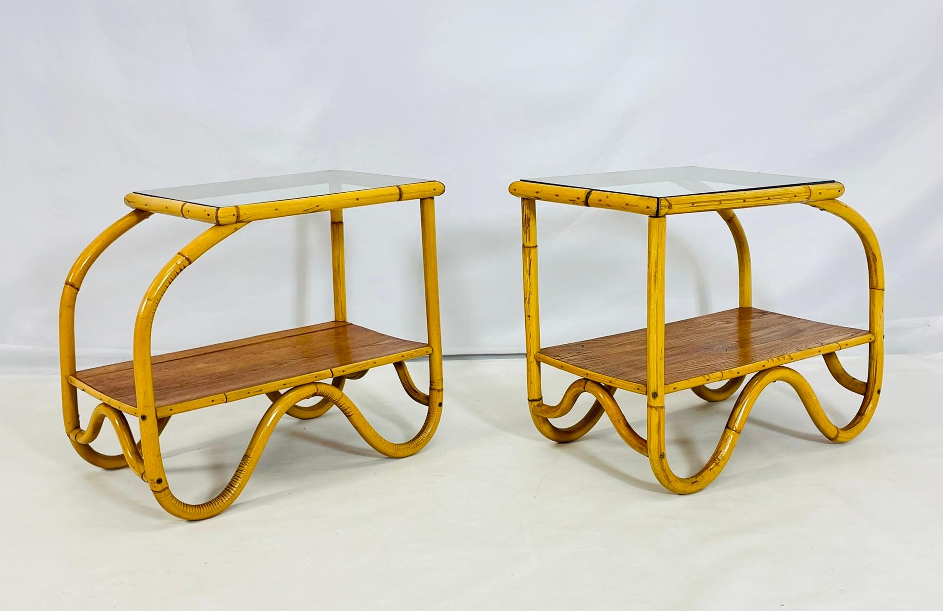 Mid-Century Modern Paire de tables d'appoint en bentwood et verre, États-Unis, années 1950 en vente