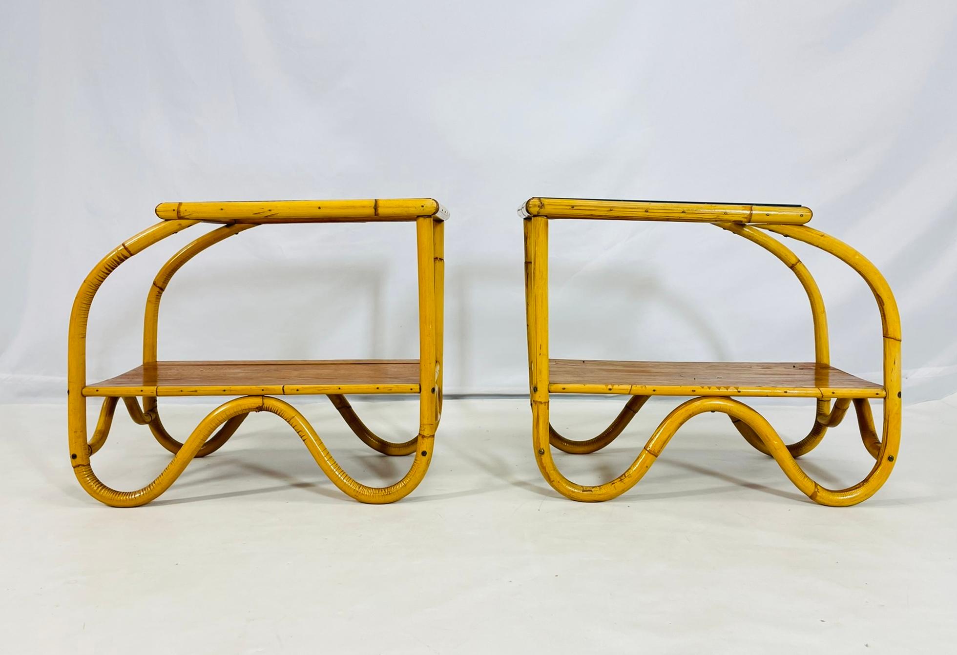 Paire de tables d'appoint en bentwood et verre, États-Unis, années 1950 Bon état - En vente à Los Angeles, CA