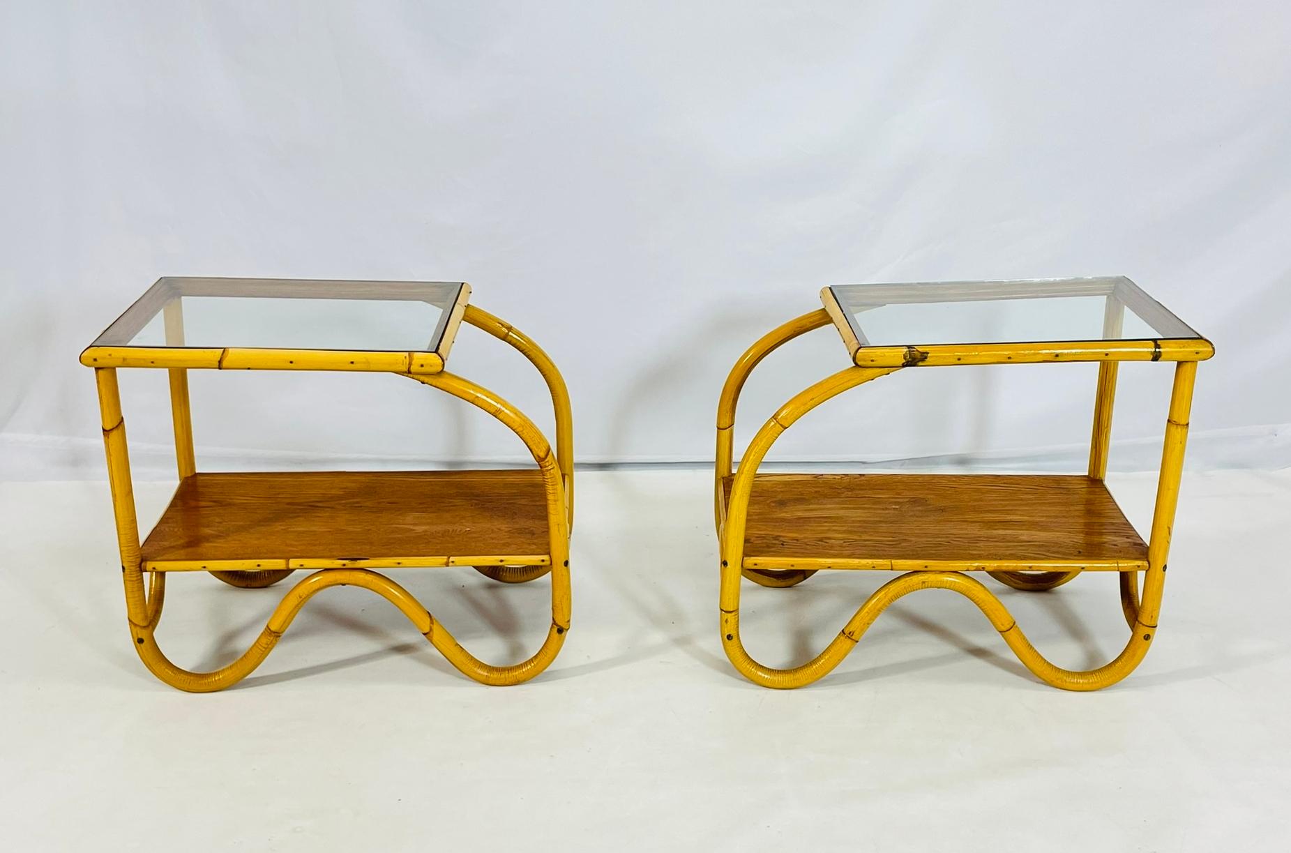 Milieu du XXe siècle Paire de tables d'appoint en bentwood et verre, États-Unis, années 1950 en vente