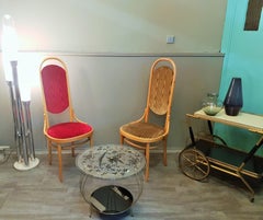 Pareja de sillas de comedor con respaldo alto de madera curvada de Thonet