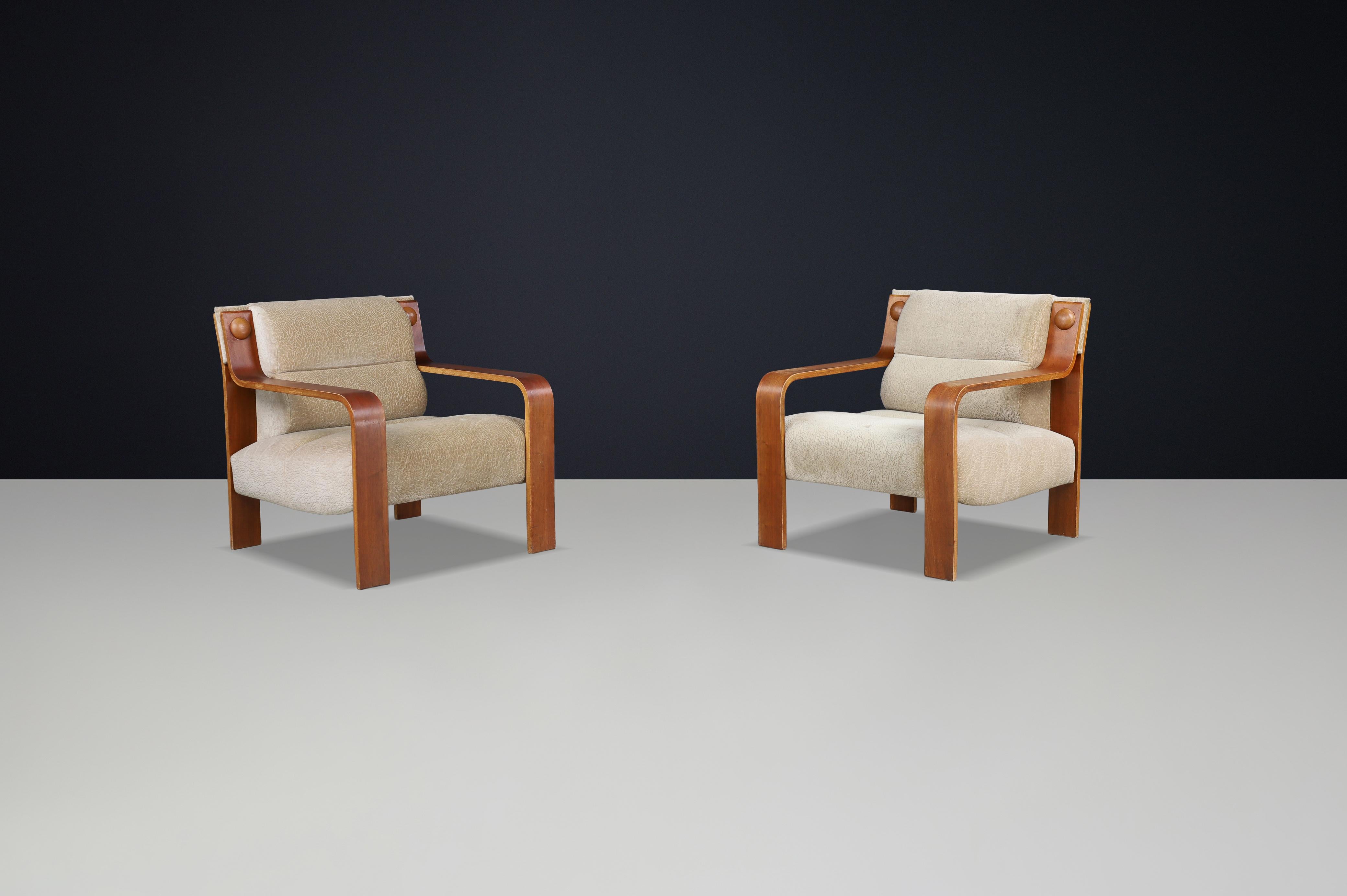Paire de chaises longues en bois courbé avec tapisserie d'origine, provenant d'un hôtel historique de Prague (deux ensembles disponibles)

Cette paire de chaises longues en bois courbé incarne à merveille le raffinement sculptural et la chaleur des