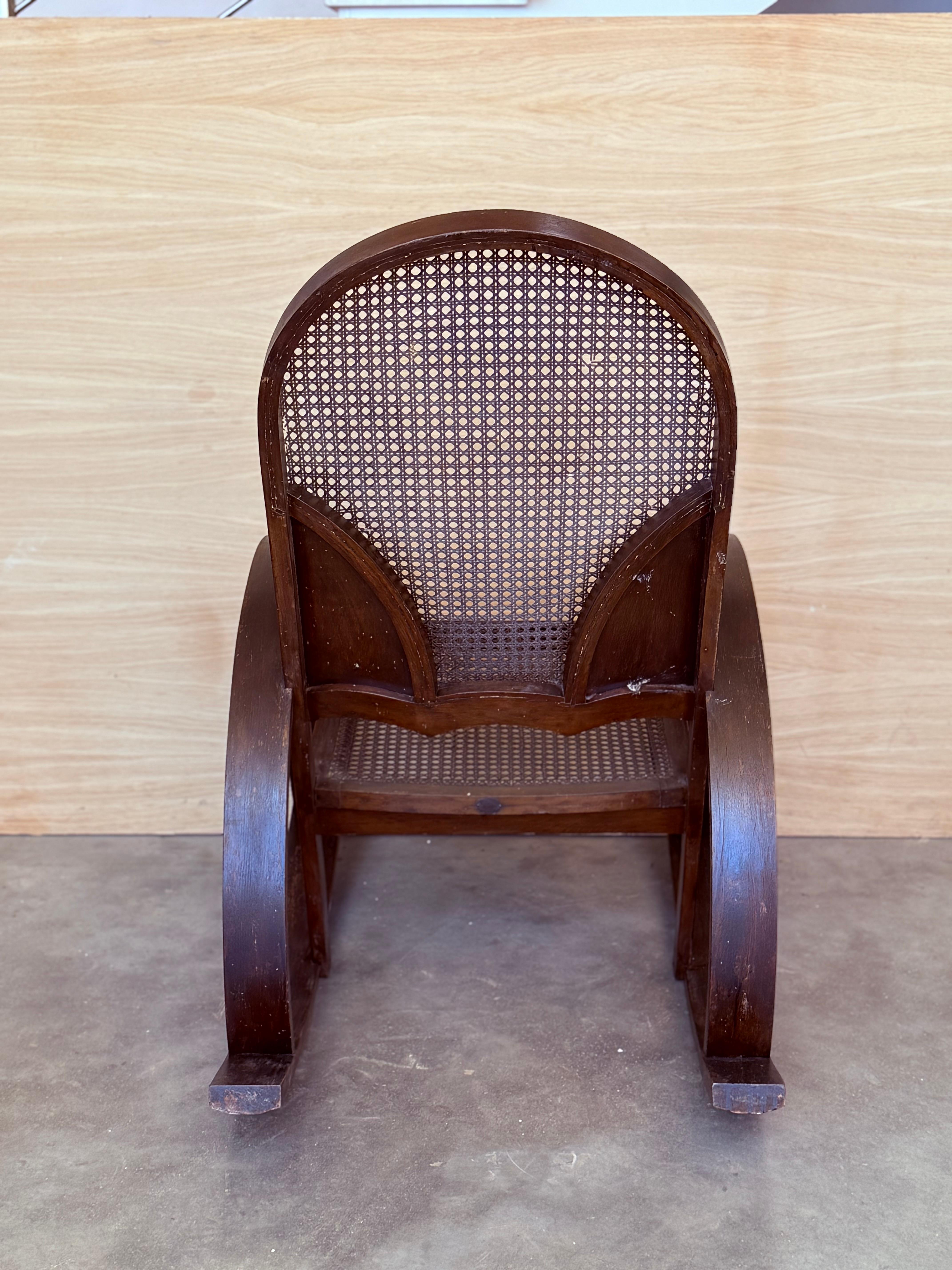 Paire de chaises à bascule en bois cintré avec assise et dossier en rotin en vente 3