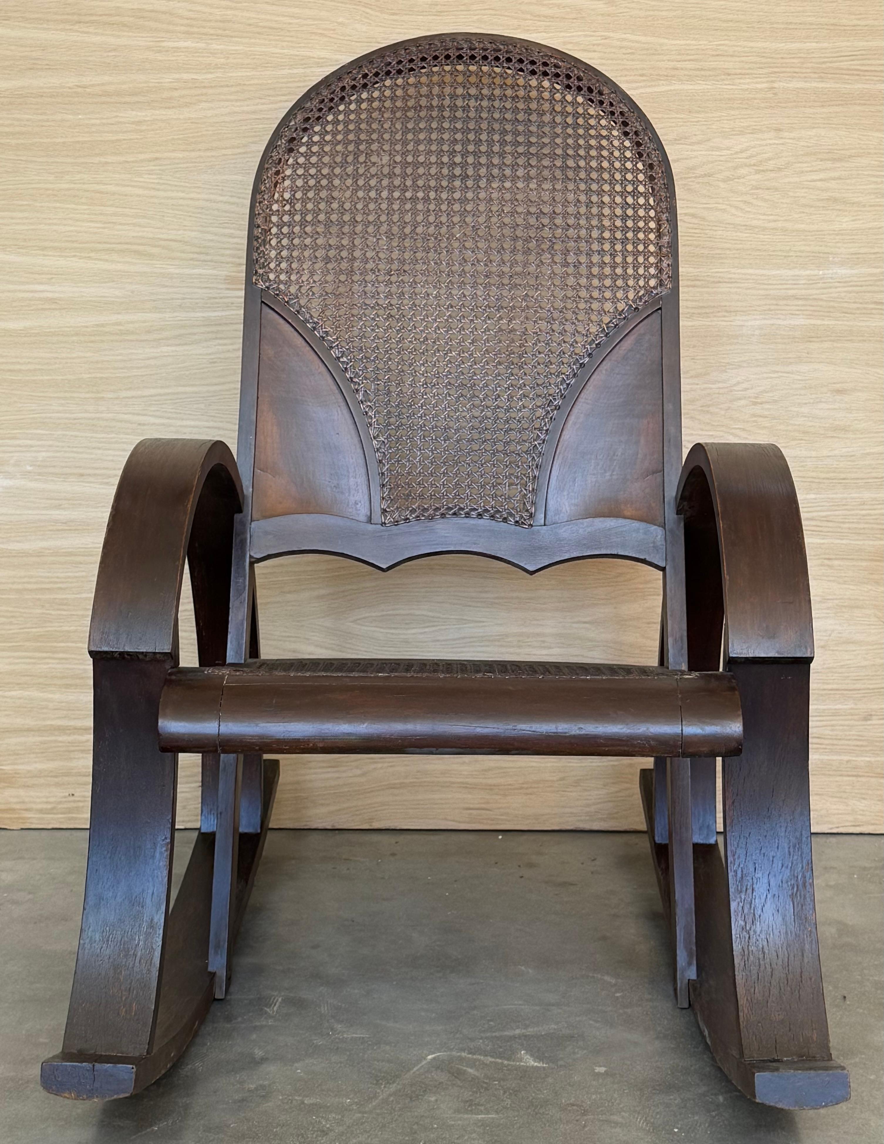 Ce modèle s'inspire de la bascule Thonet n° 10 datant d'environ 1880.
Il est fabriqué en Espagne, vers 1940-1950.
Il a été restauré et est en parfait état.

