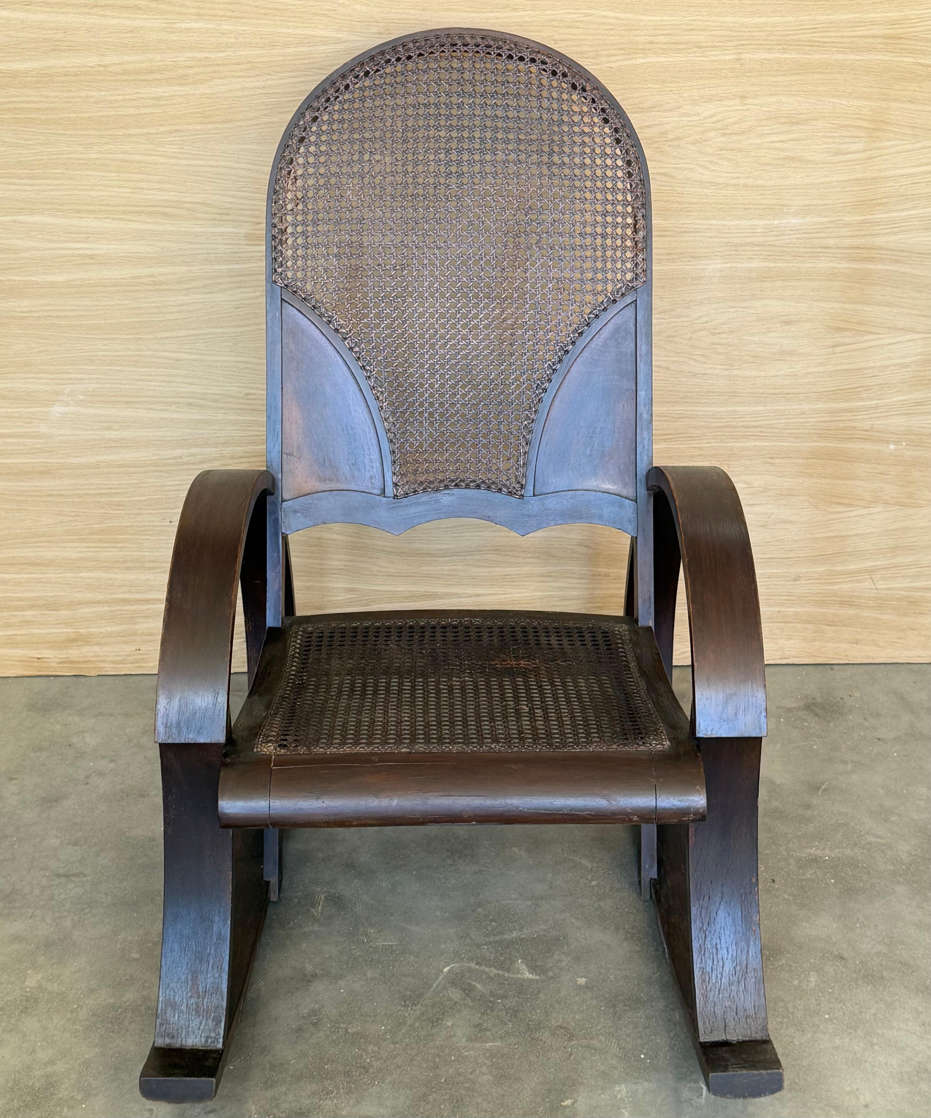 Art nouveau Paire de chaises à bascule en bois cintré avec assise et dossier en rotin en vente
