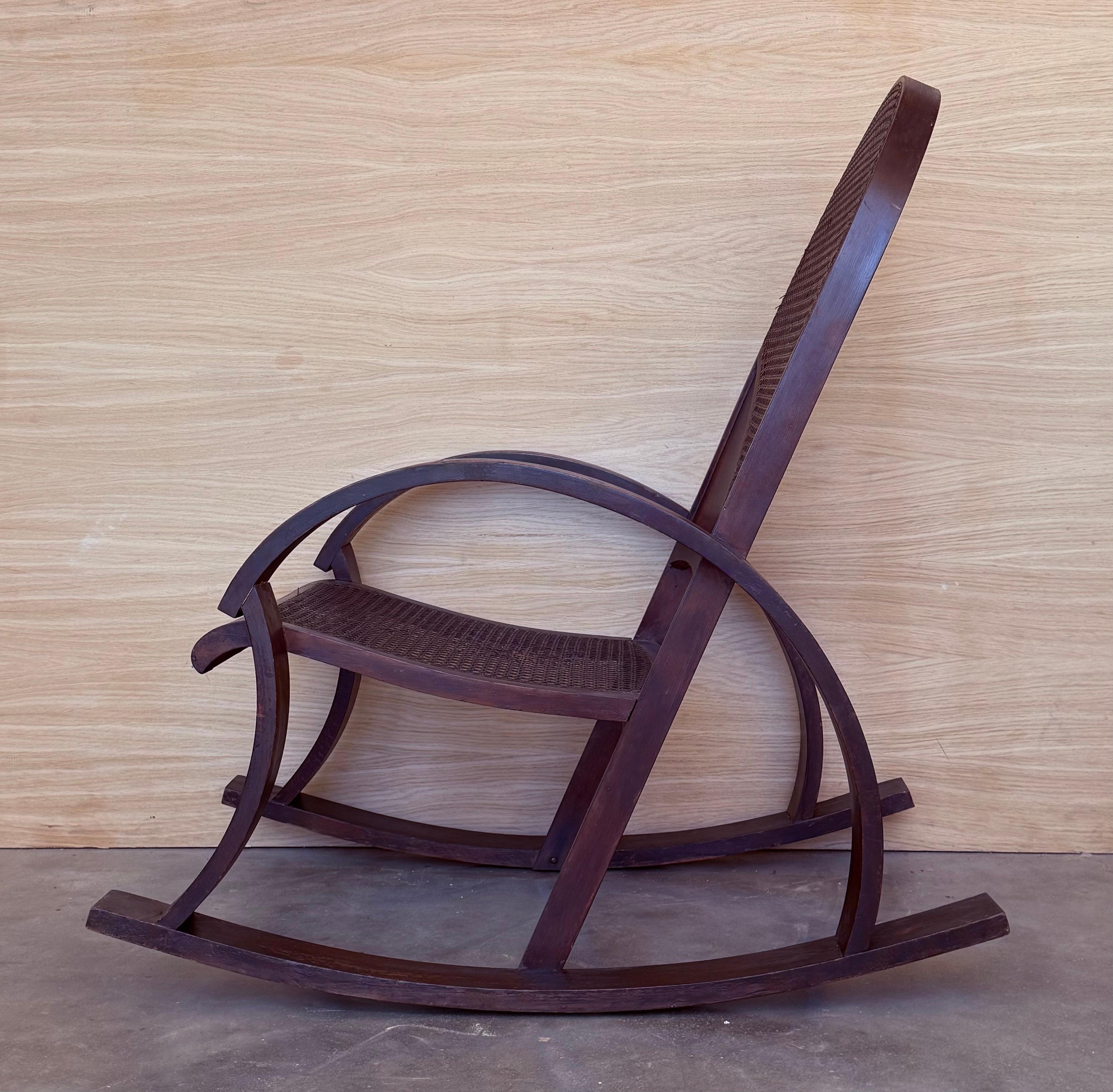 Espagnol Paire de chaises à bascule en bois cintré avec assise et dossier en rotin en vente
