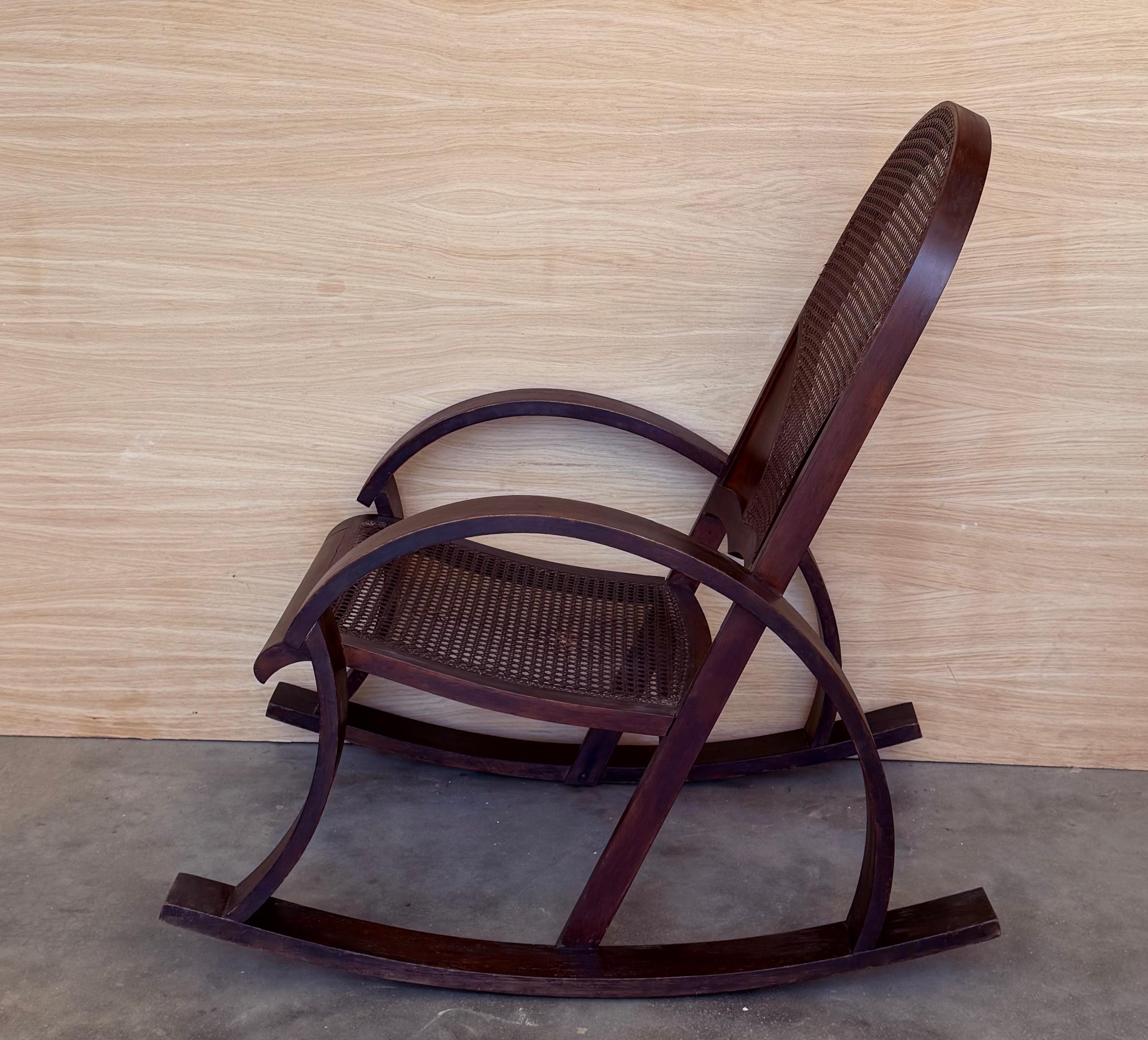 Paire de chaises à bascule en bois cintré avec assise et dossier en rotin Bon état - En vente à Miami, FL