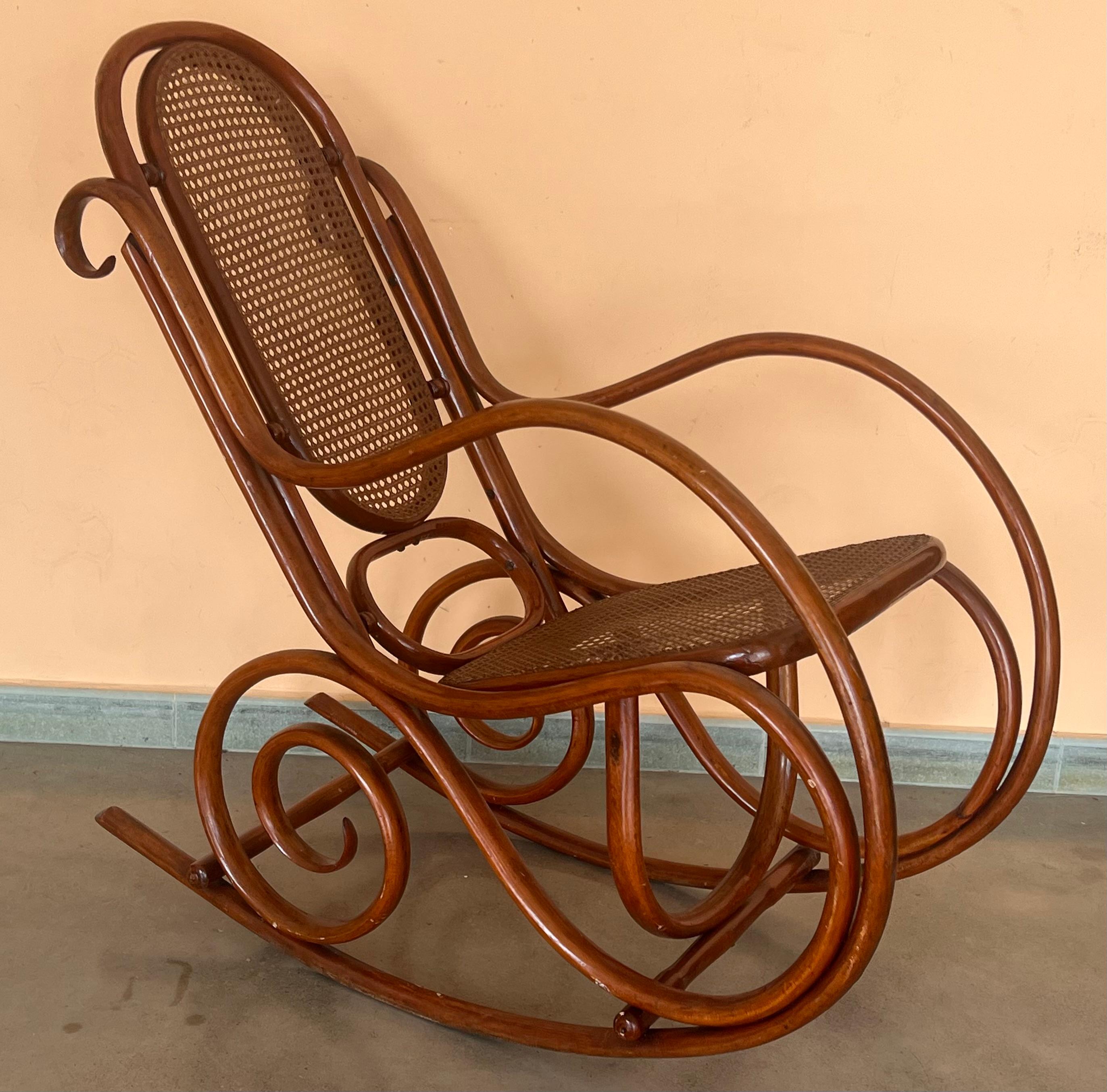 20th Century Pair of Bentwood Rocking Chairs with Cane Seat and Back For Sale