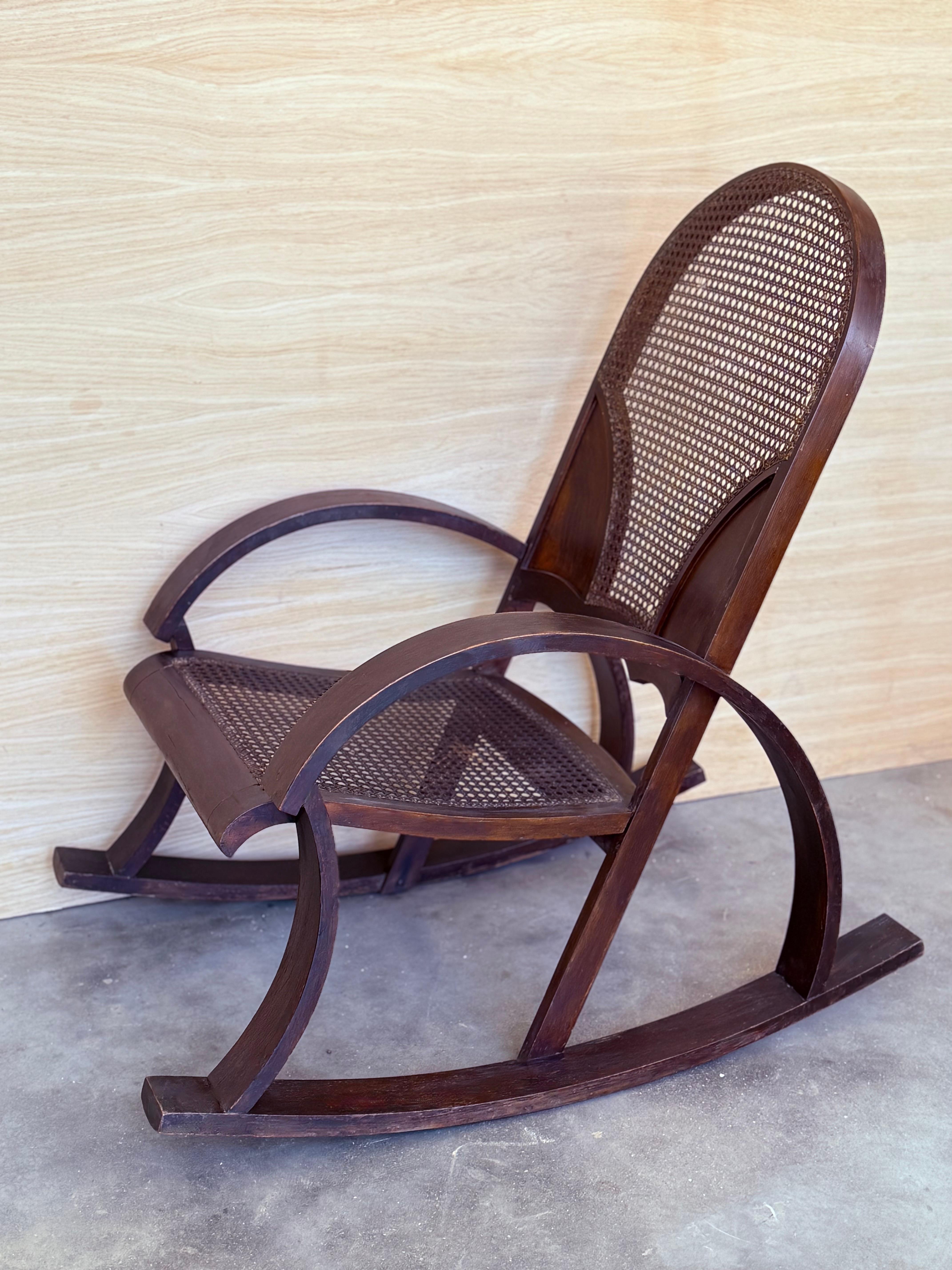 20ième siècle Paire de chaises à bascule en bois cintré avec assise et dossier en rotin en vente
