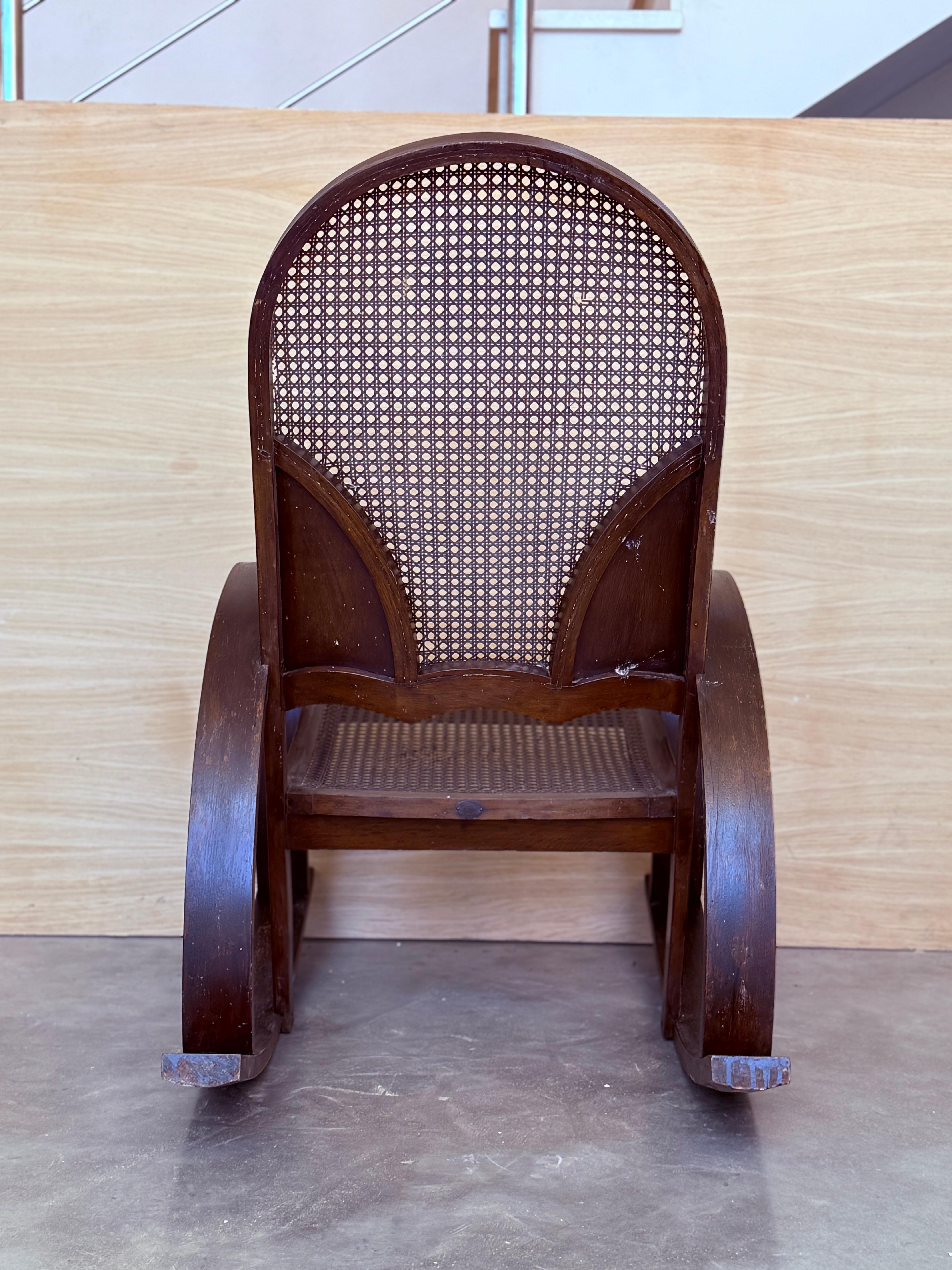 Canne Paire de chaises à bascule en bois cintré avec assise et dossier en rotin en vente