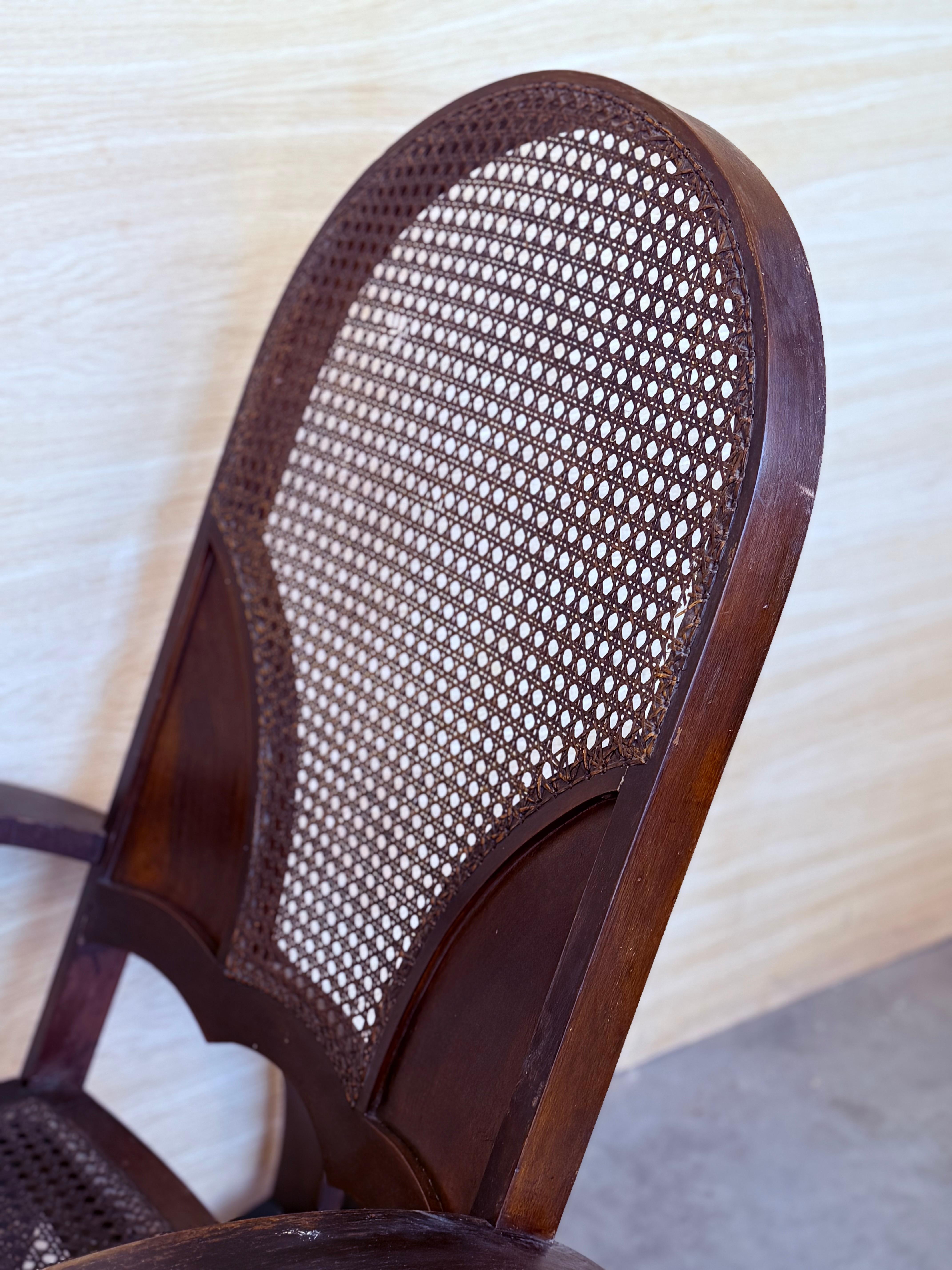 Paire de chaises à bascule en bois cintré avec assise et dossier en rotin en vente 1