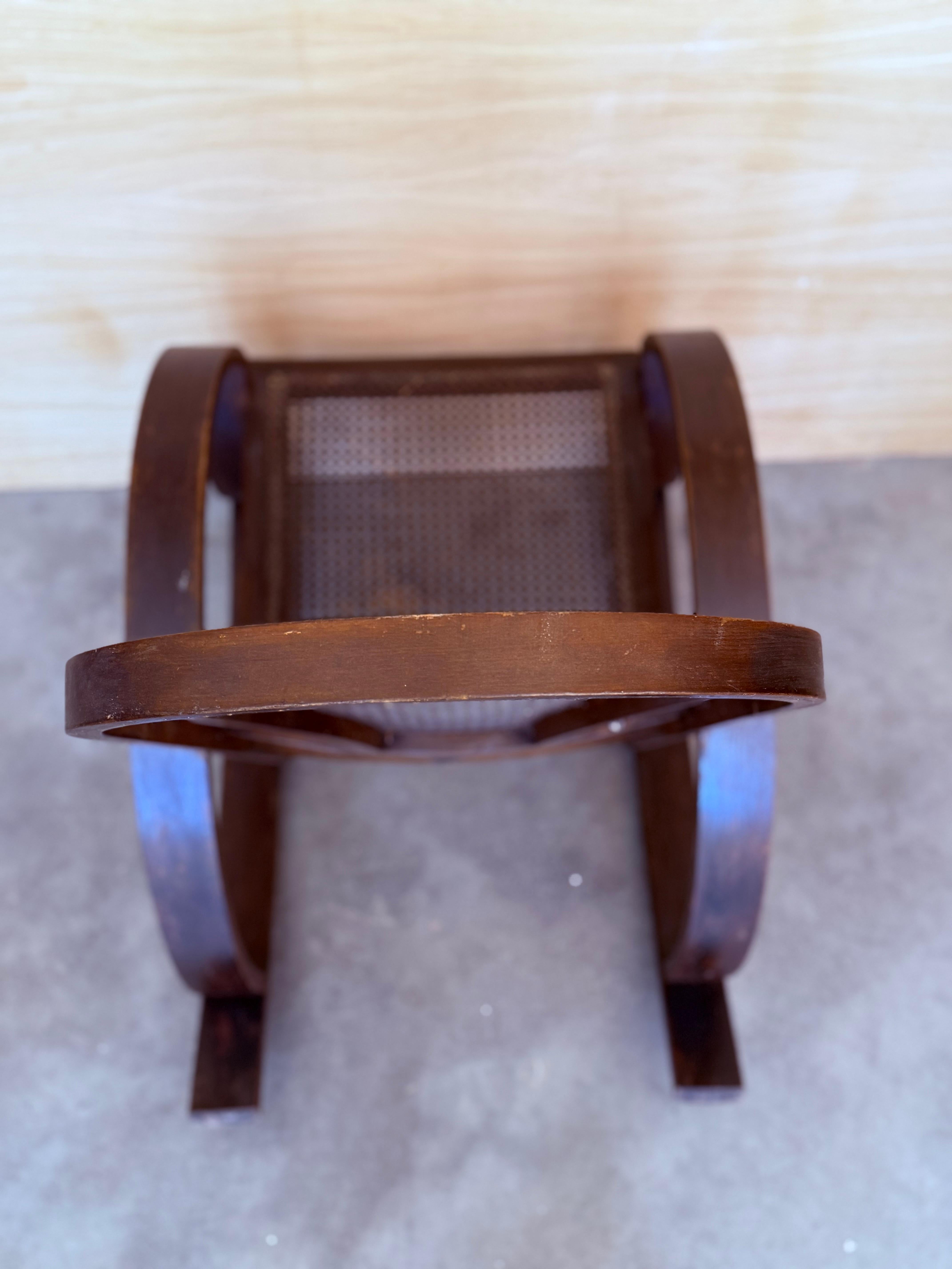 Paire de chaises à bascule en bois cintré avec assise et dossier en rotin en vente 2