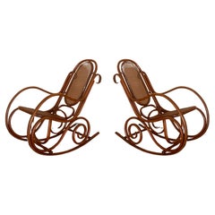Paar Schaukelstühle aus Bugholz mit Sitz und Rückenlehne aus Schilfrohr