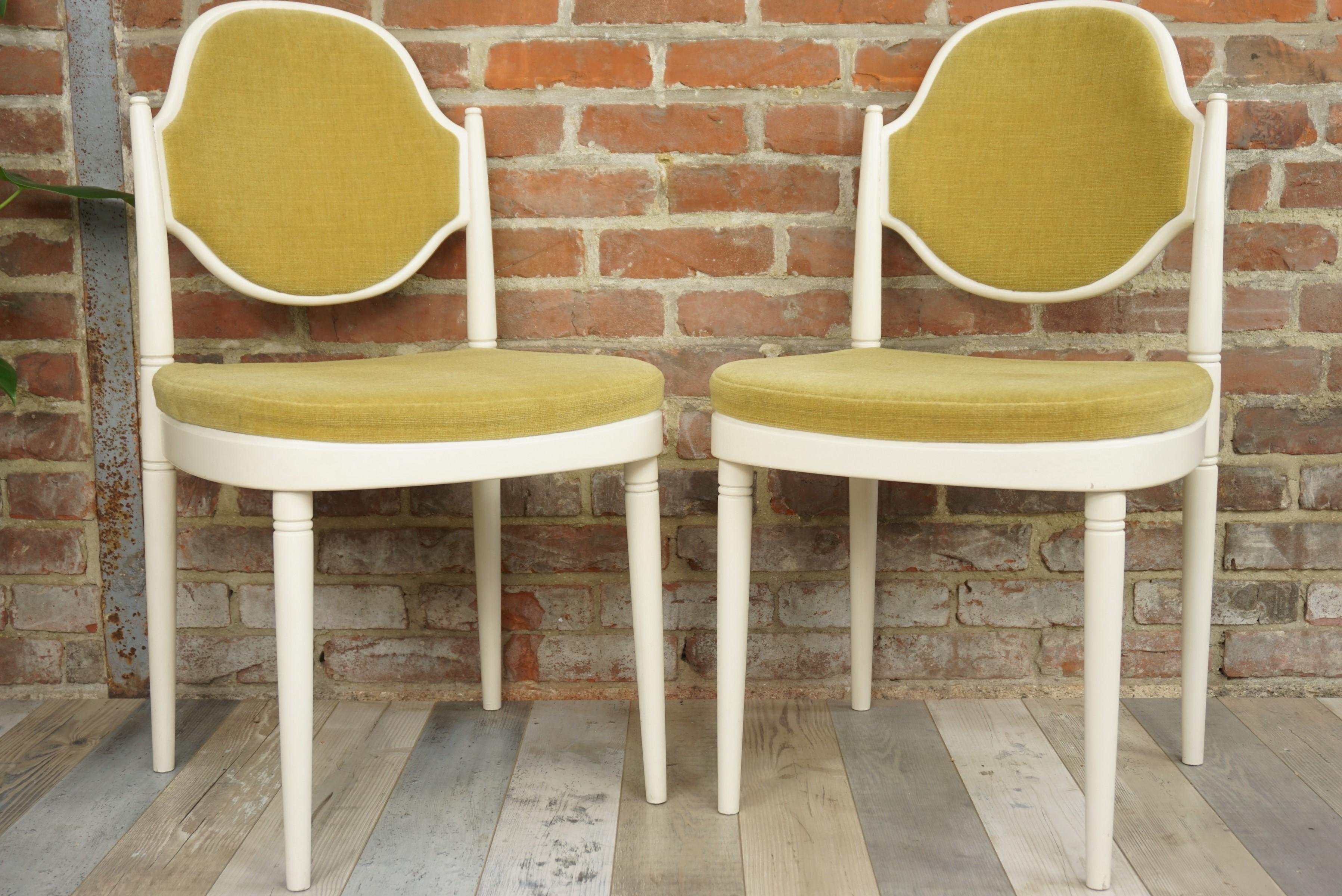 Seltenes Paar Thonet-Stühle, entworfen von Hanno Von Gustedt in den 1960er und 1970er Jahren.

Das berühmte, international bekannte Haus wurde 1819 von Mickael Thonet gegründet. Im Jahr 1859 industrialisierte er zum ersten Mal die Herstellung von