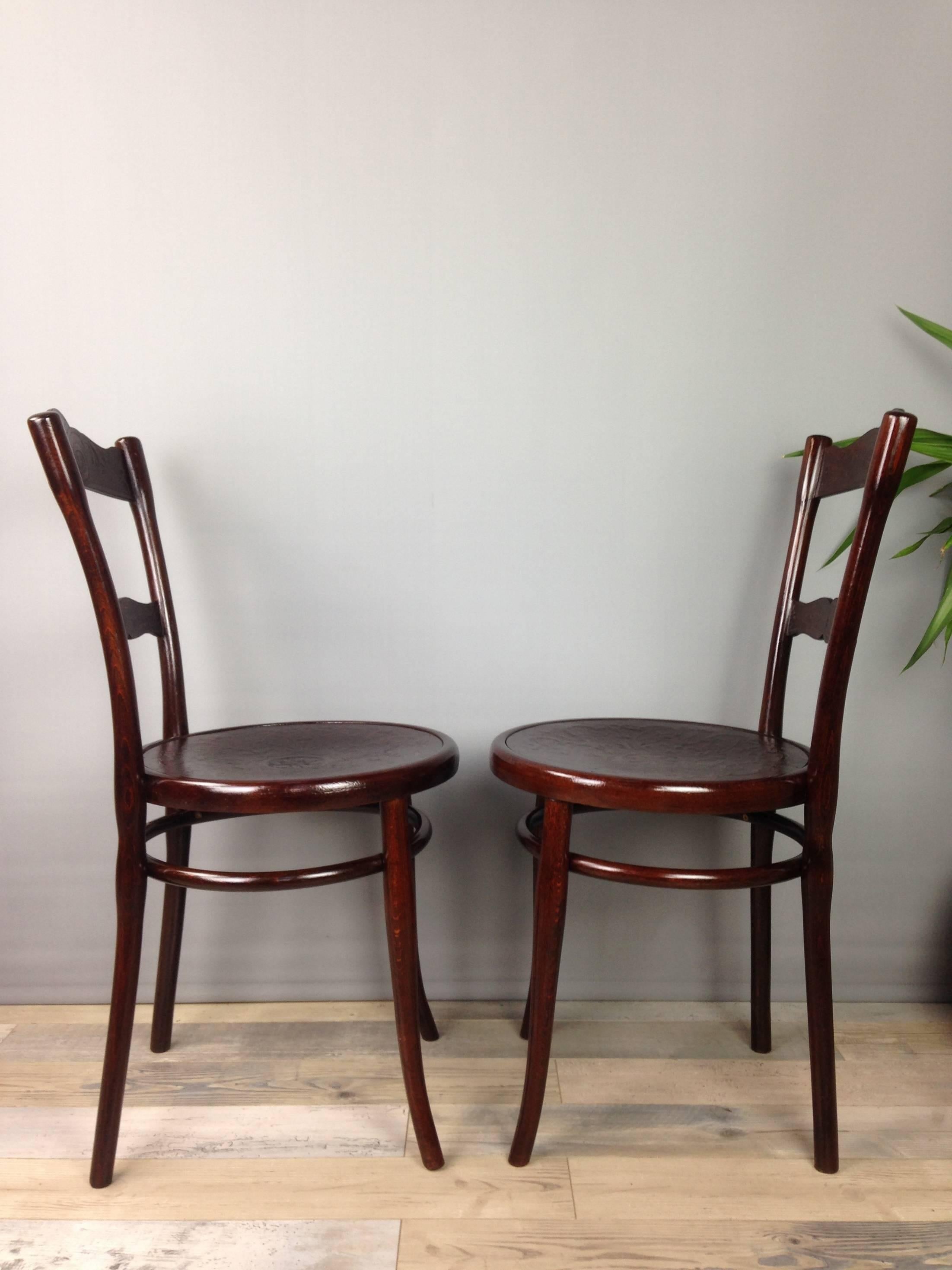 Pair of Thonet chairs No. 100, late 19th-early 20th century curved wood structure. 

The Famous House, of international fame, was founded in 1819 by Mickael Thonet. In 1859 he industrialized for the first time the manufacture of furniture by