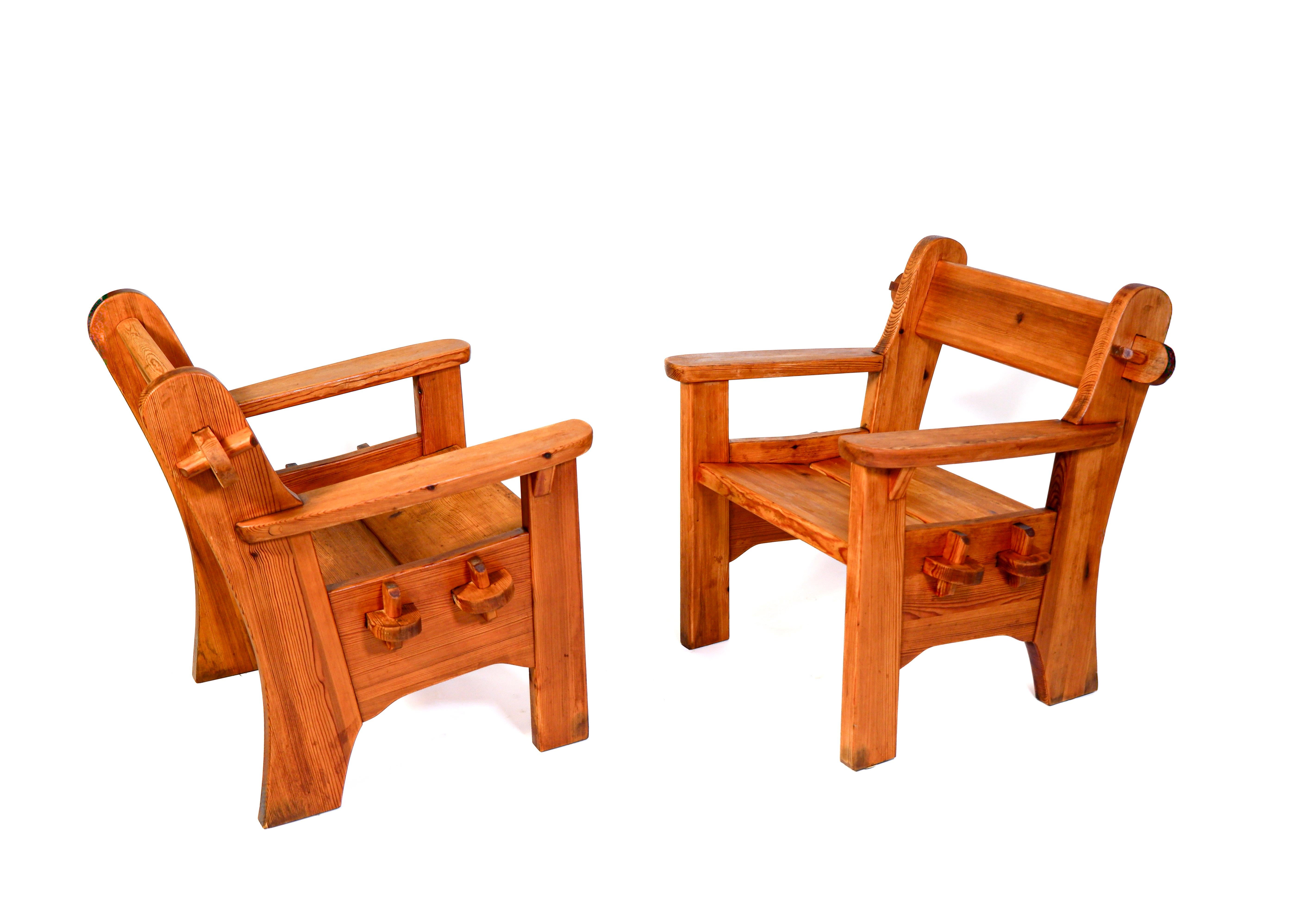 Paire de fauteuils Berga conçus par David Rosen en 1944 pour Nordiska Kompaniet. Ce modèle est une variante ultérieure du modèle de poing Berga conçu en 1938. Dessin de l'artiste disponible sur demande. Les deux chaises sont fabriquées en pin