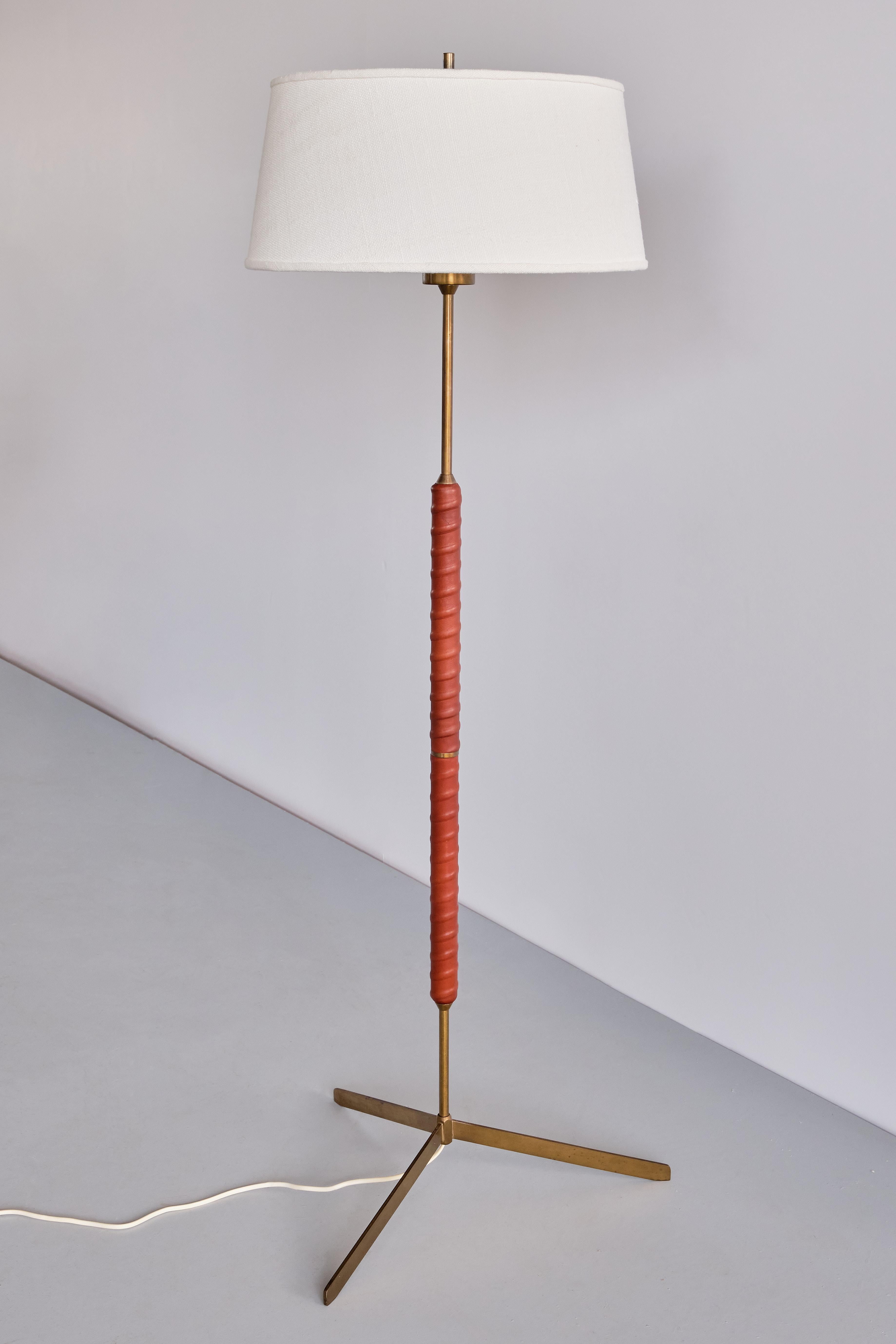 Scandinavian Modern Pair of Bergboms G-31 Floor Lamps in Brass, Leather and Linen, Sweden, 1940s For Sale
