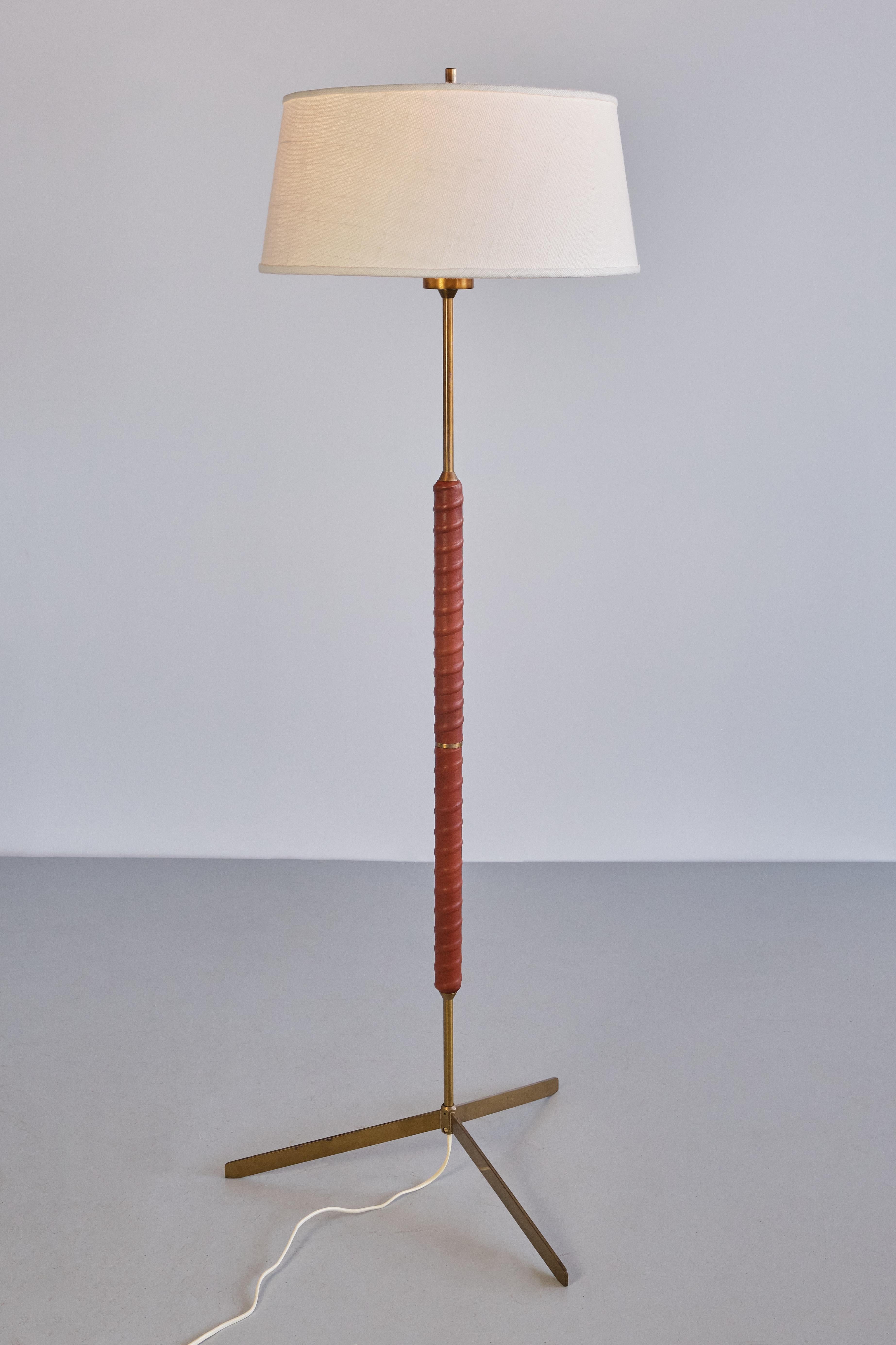 Mid-20th Century Pair of Bergboms G-31 Floor Lamps in Brass, Leather and Linen, Sweden, 1940s For Sale