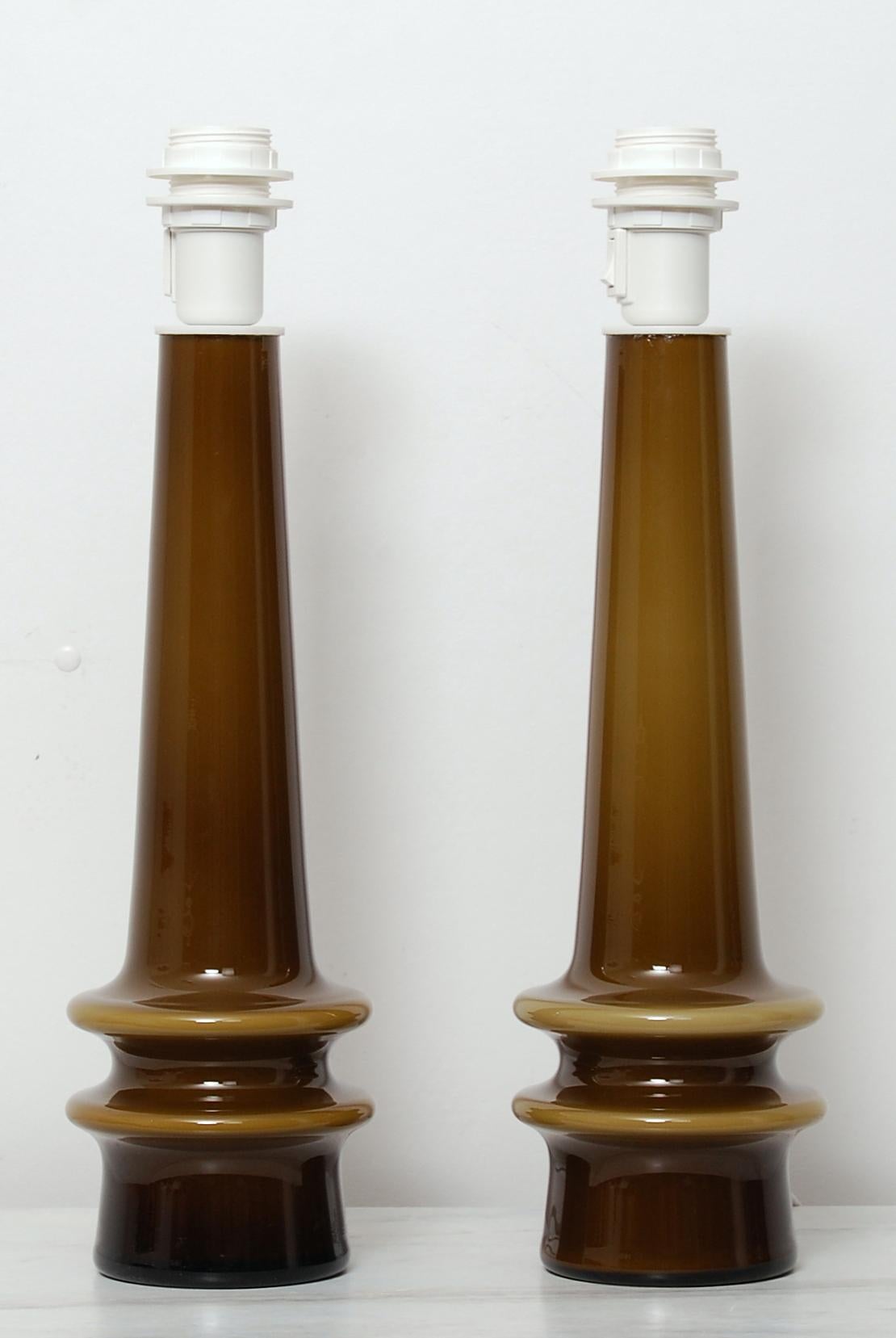 A pair of diabolo shaped Swedish green-brown glass table lamps designed by Berndt Nordstedt for Bergboms. Newly rewired. Very good vintage condition. 
We are selling these lamps without the shades. 
The measurements are of the lamps without the