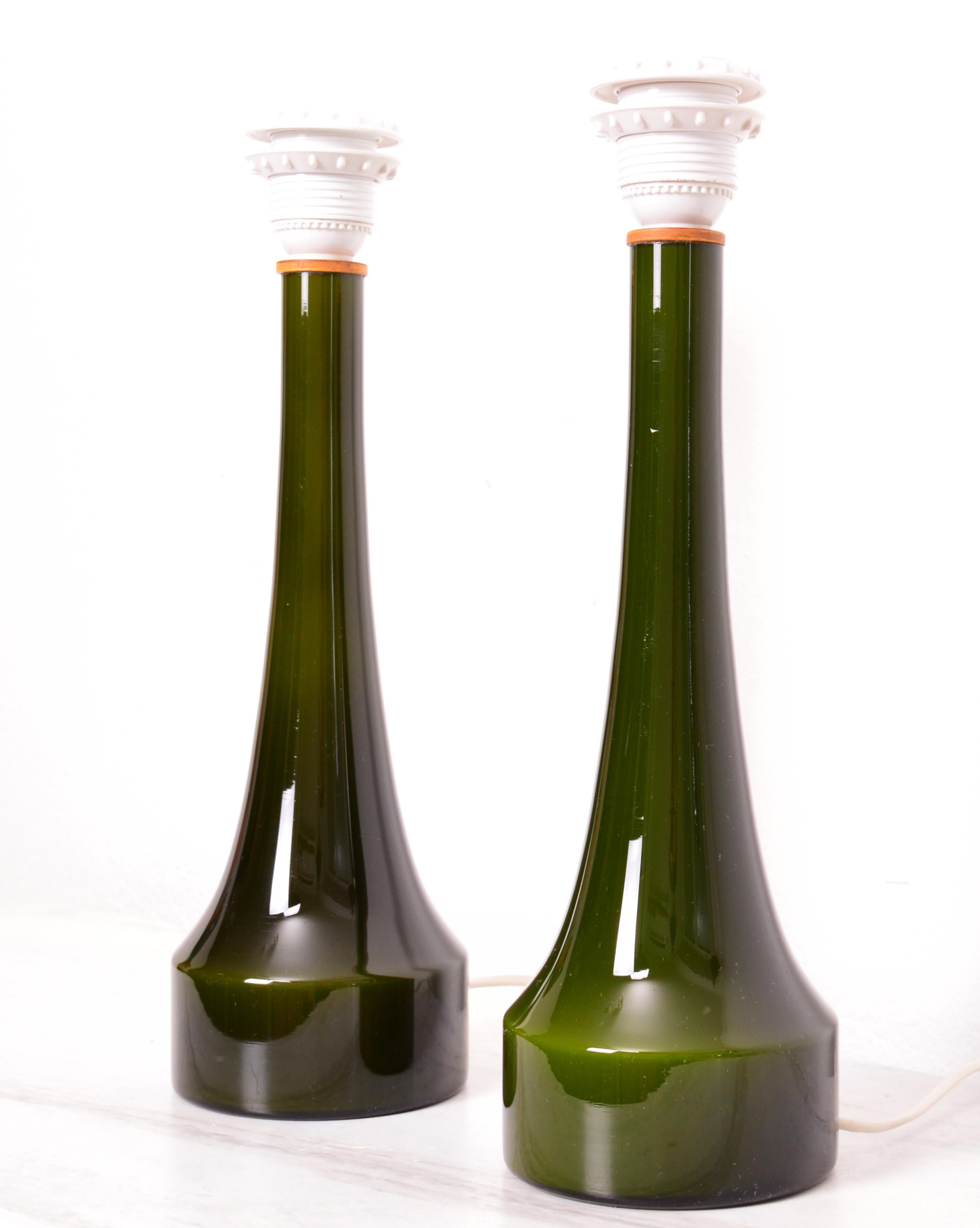 Paar Bergboms-Tischlampen aus grünem Glas, 1960er Jahre (Schwedisch) im Angebot