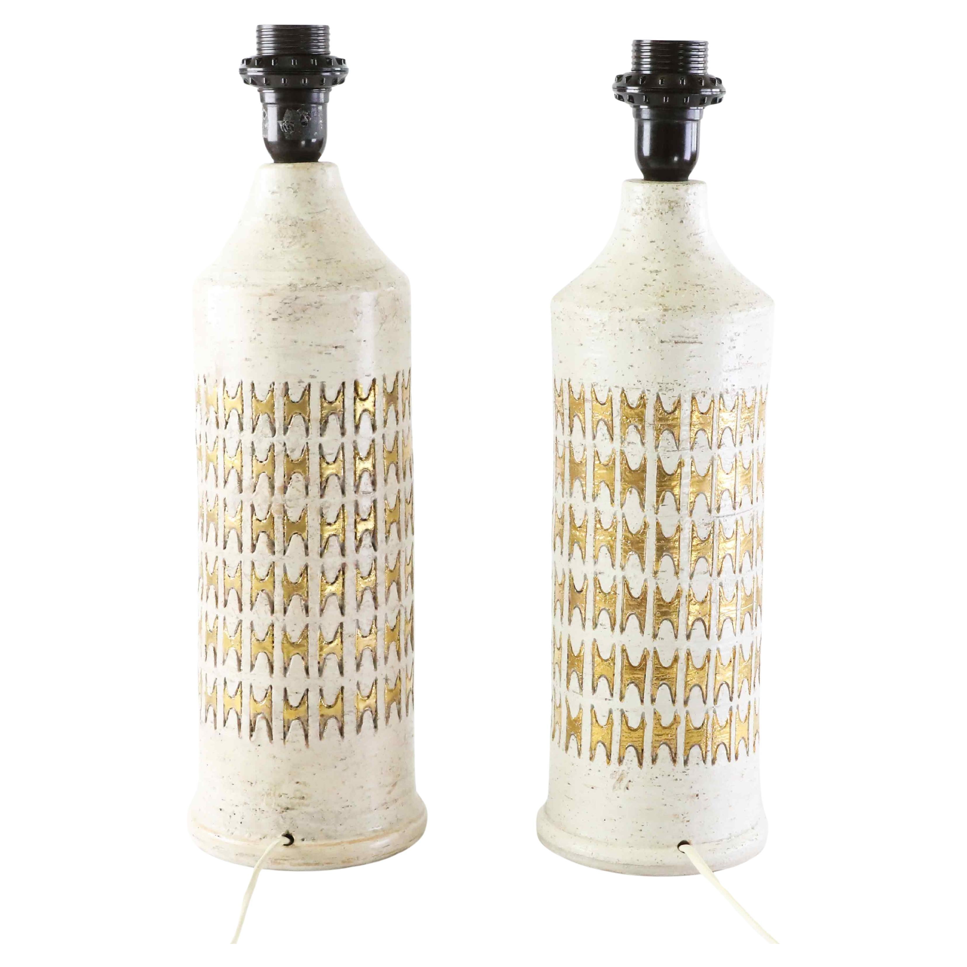 Zwei große Tischlampen von Bergboms aus elfenbeinfarbener und goldfarben glasierter Keramik, hergestellt von Bitossi für Bergboms.  Sie sind signiert und Original-Etiketten sind vorhanden und haben eine schöne reiche vergoldeten Glanz, wenn