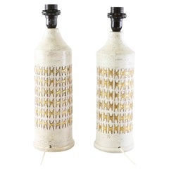 Paar elfenbeinfarbene glasierte Bergboms-Tischlampen aus Keramik in Gold und Gold, Schweden 960