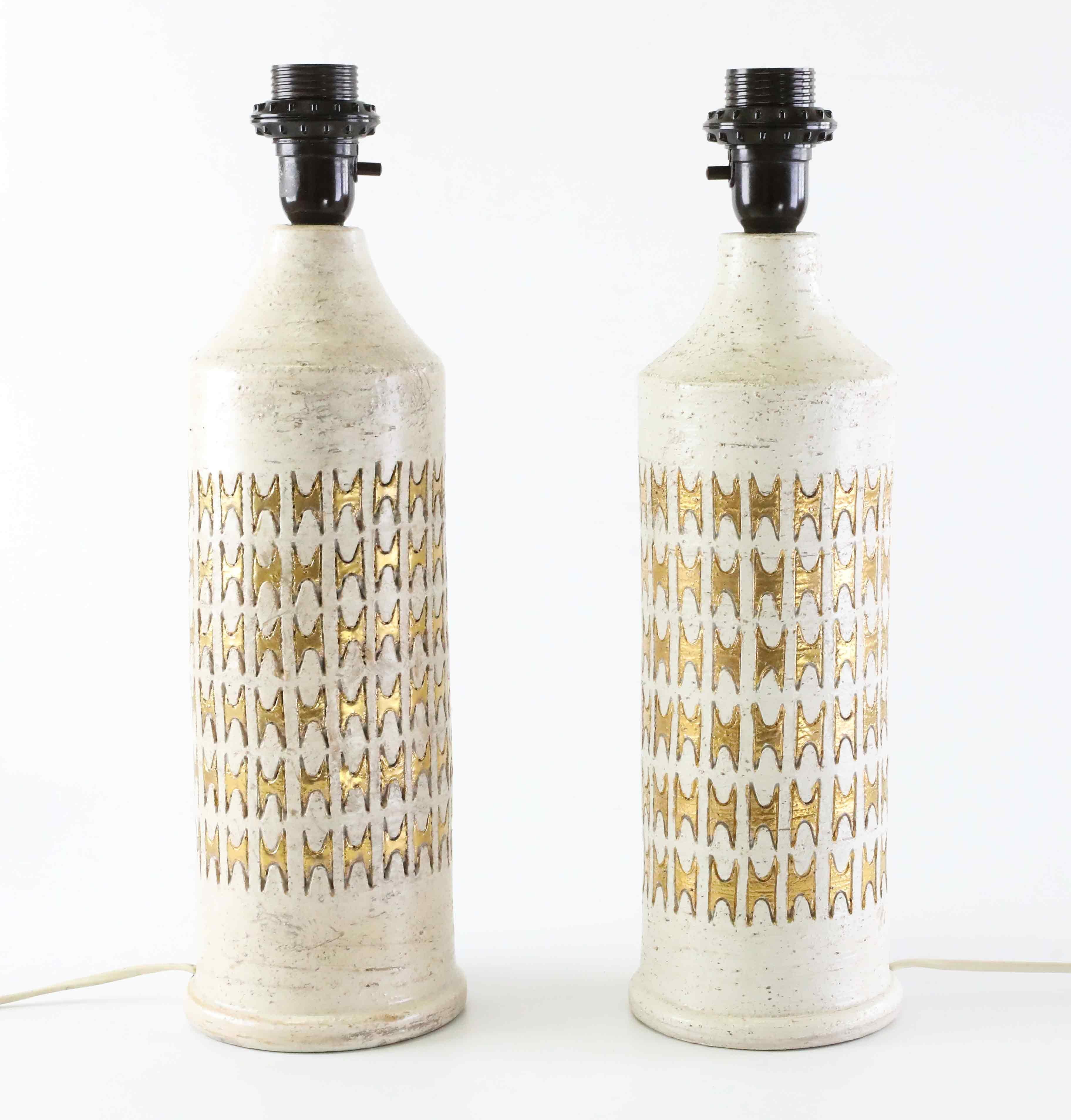 Paar elfenbeinfarbene glasierte Bergboms-Tischlampen aus Keramik in Gold und Gold, Schweden 960 (Schwedisch) im Angebot