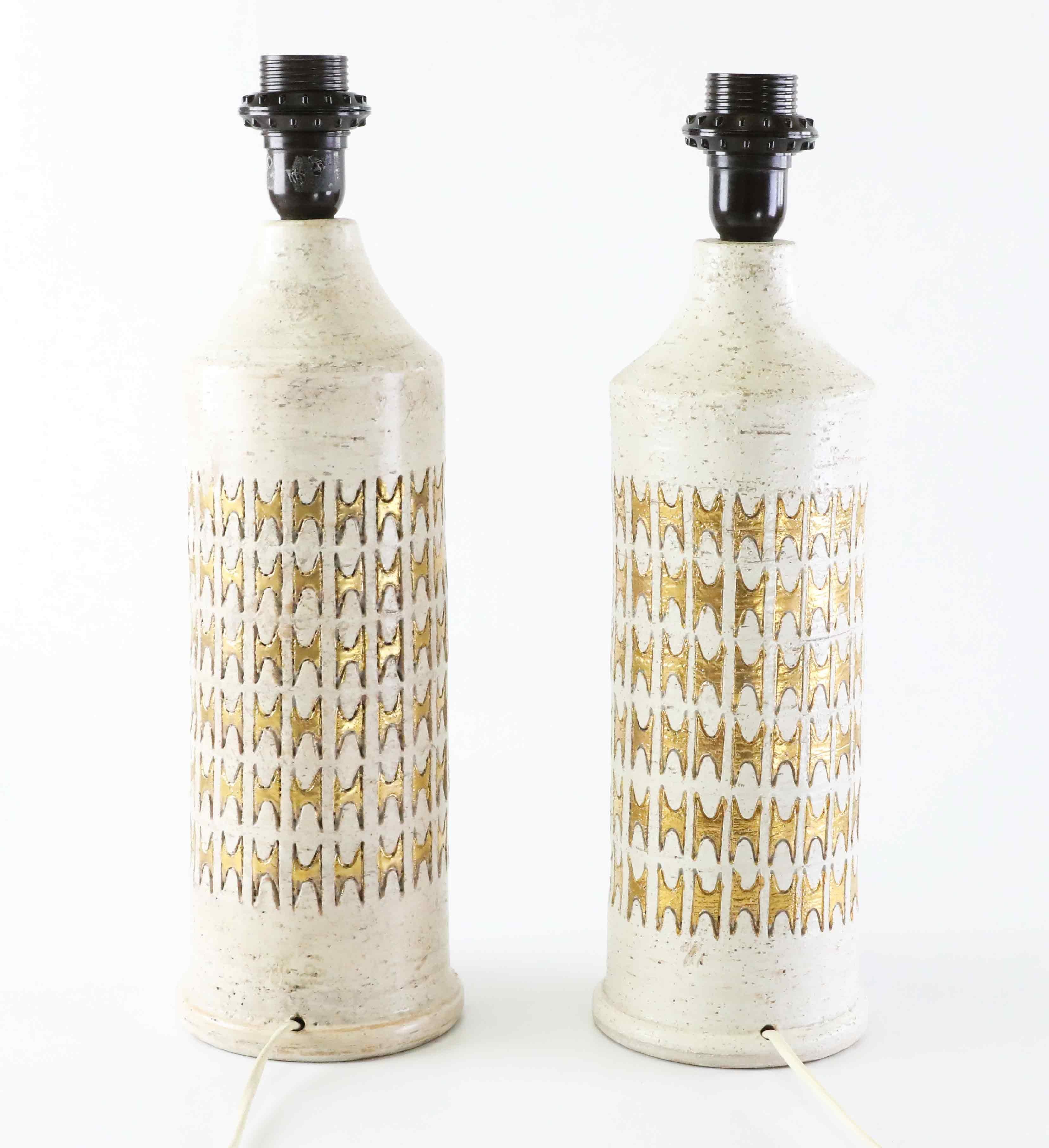 Paar elfenbeinfarbene glasierte Bergboms-Tischlampen aus Keramik in Gold und Gold, Schweden 960 im Zustand „Gut“ im Angebot in Paris, FR