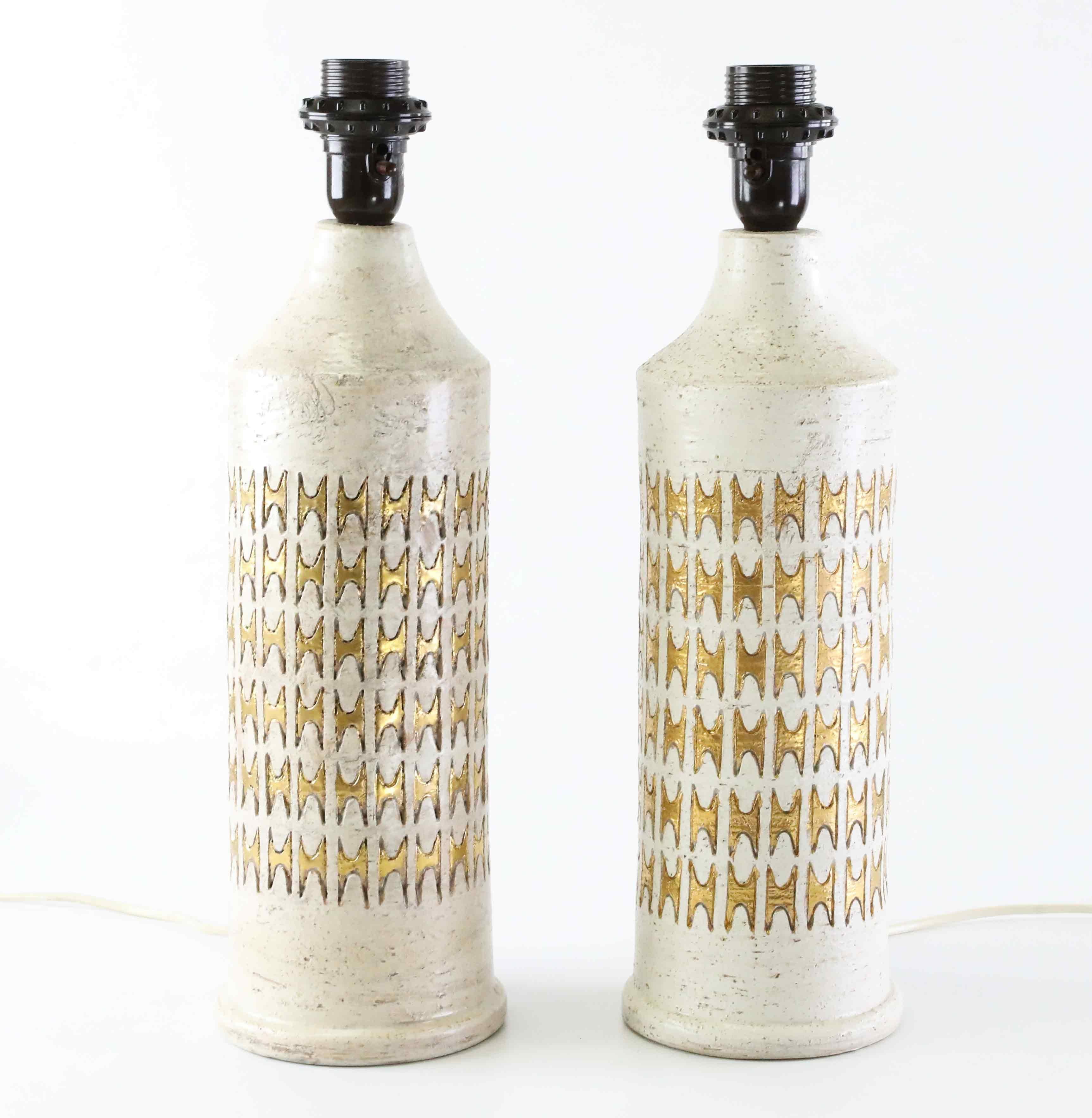 Paar elfenbeinfarbene glasierte Bergboms-Tischlampen aus Keramik in Gold und Gold, Schweden 960 (20. Jahrhundert) im Angebot