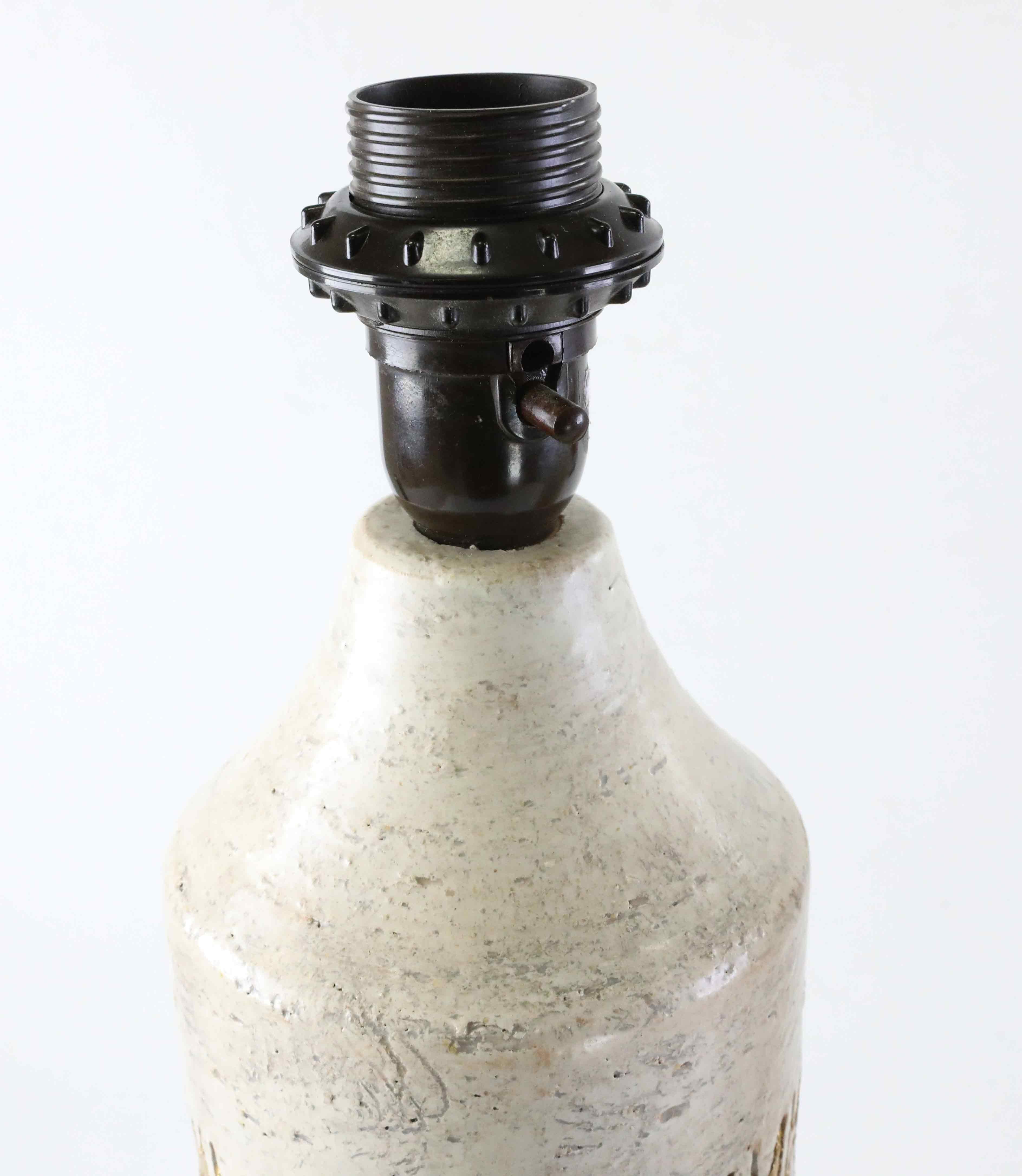 Paar elfenbeinfarbene glasierte Bergboms-Tischlampen aus Keramik in Gold und Gold, Schweden 960 im Angebot 1