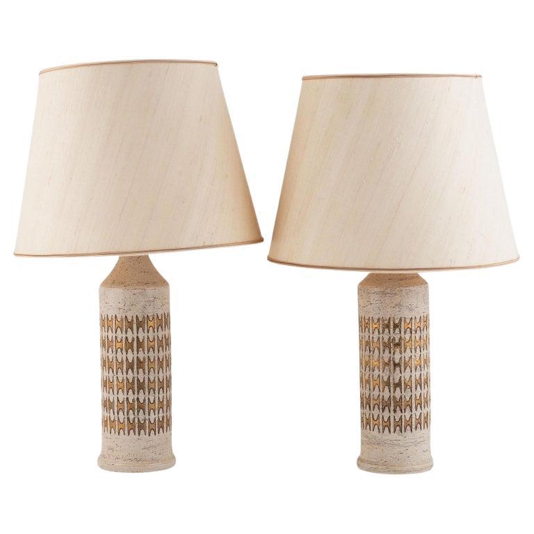 Paar elfenbeinfarbene glasierte Bergboms-Tischlampen aus Keramik in Gold und Gold, Schweden 960 im Angebot