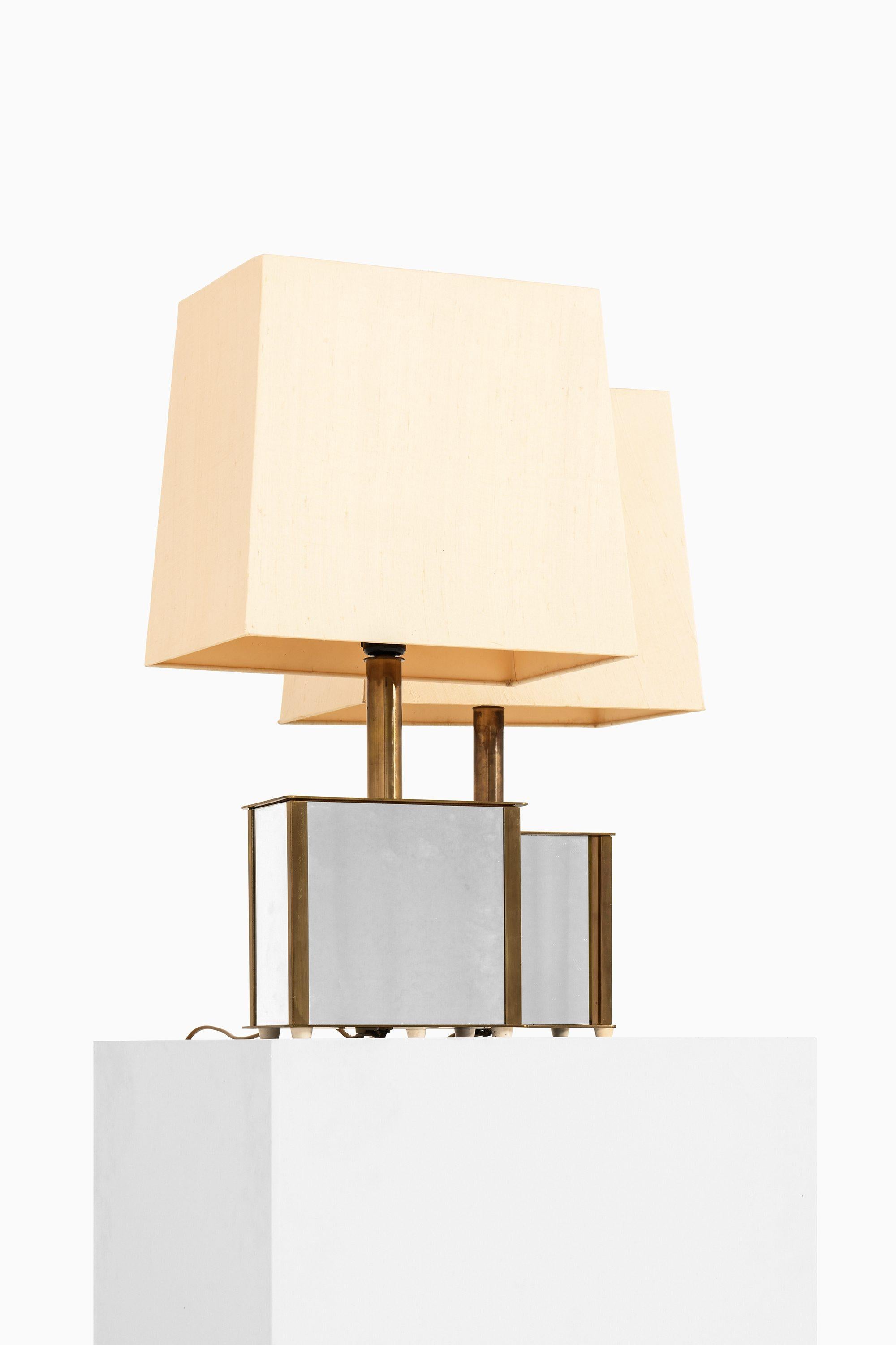 Scandinave moderne Paire de lampes de bureau Bergboms en laiton, verre miroir et abat-jour en soie, années 1970 en vente