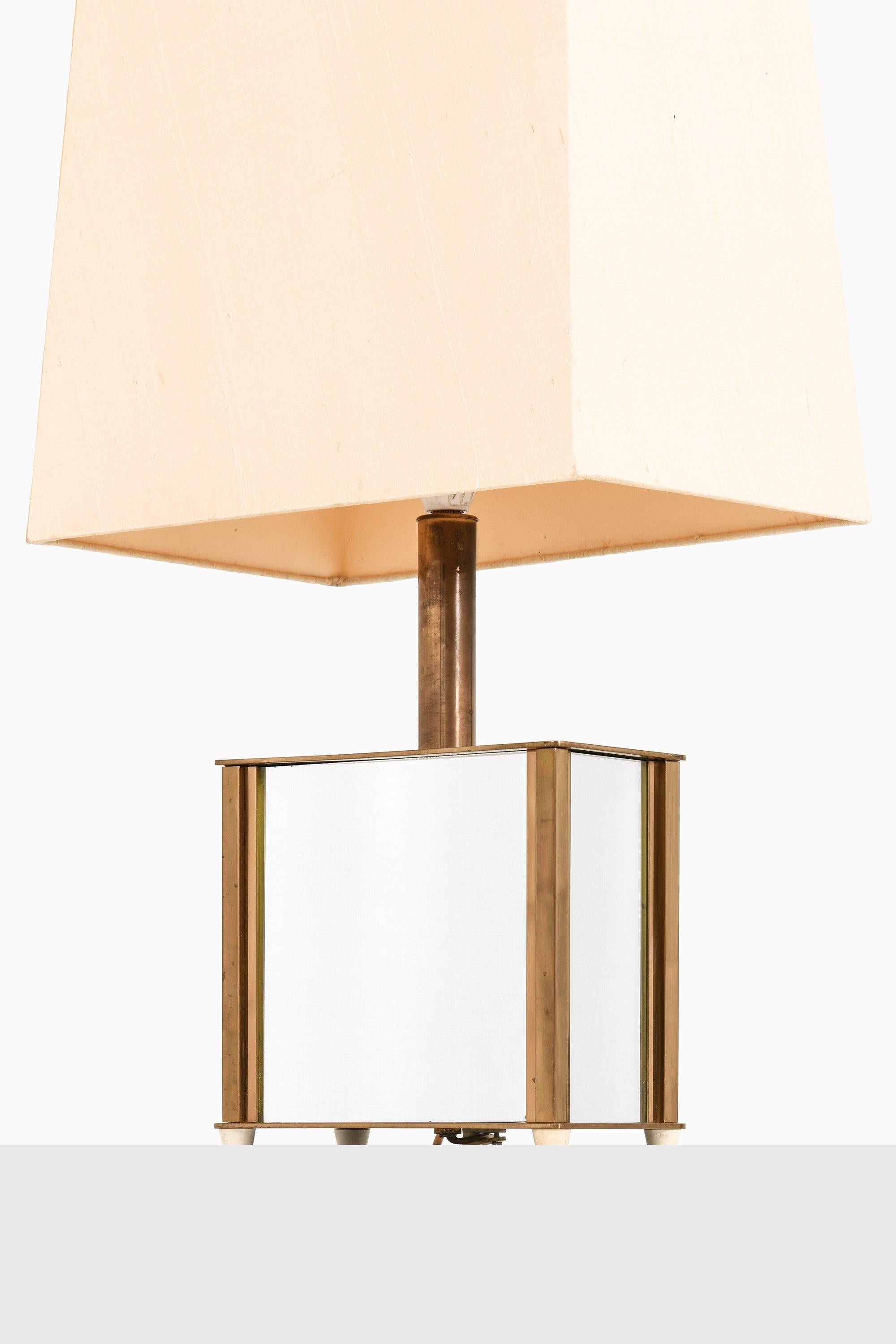 Paire de lampes de bureau Bergboms en laiton, verre miroir et abat-jour en soie, années 1970 Bon état - En vente à Limhamn, Skåne län