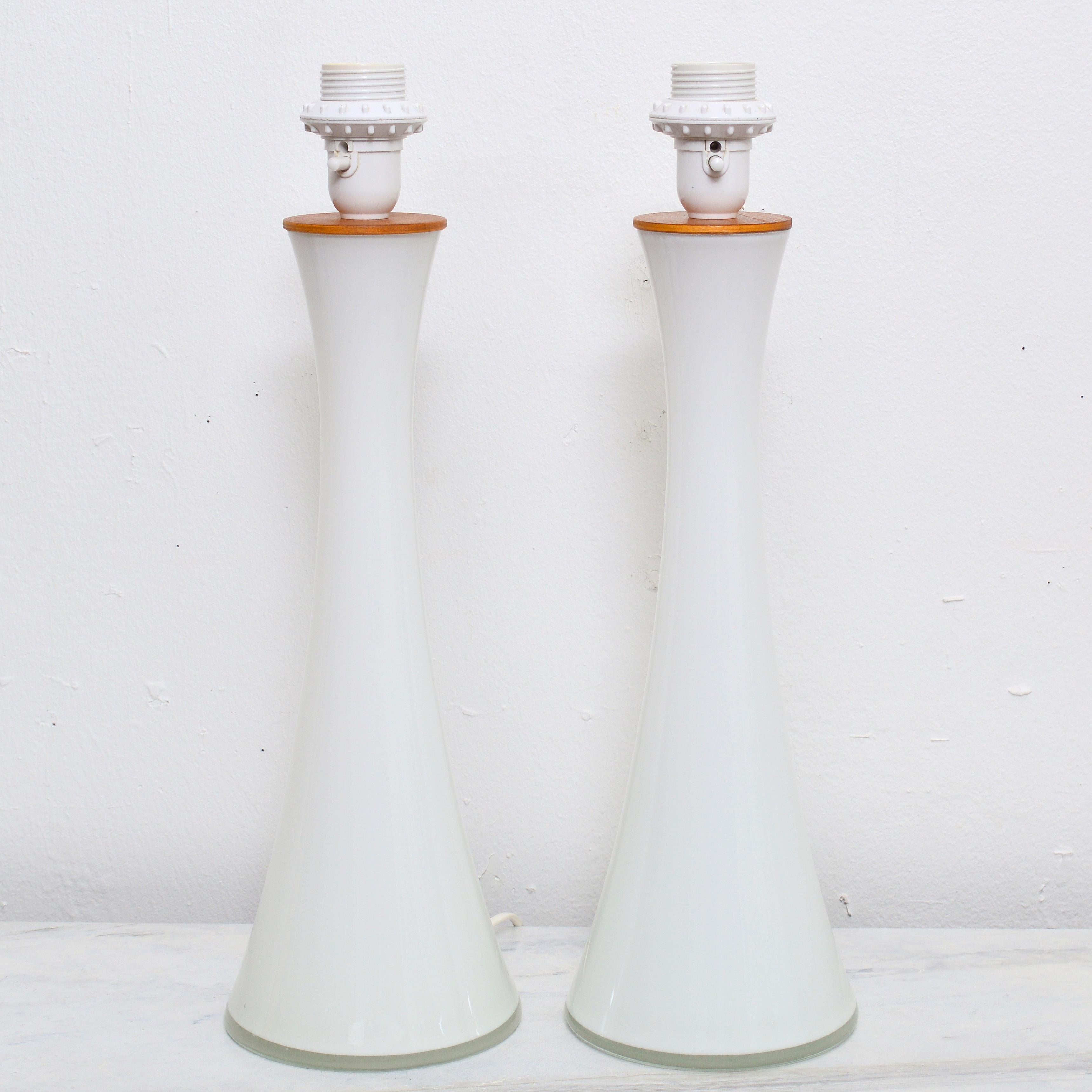 Pareja de lámparas de mesa Bergboms de cristal blanco, años 60 en Bueno estado para la venta en Stockholm, SE