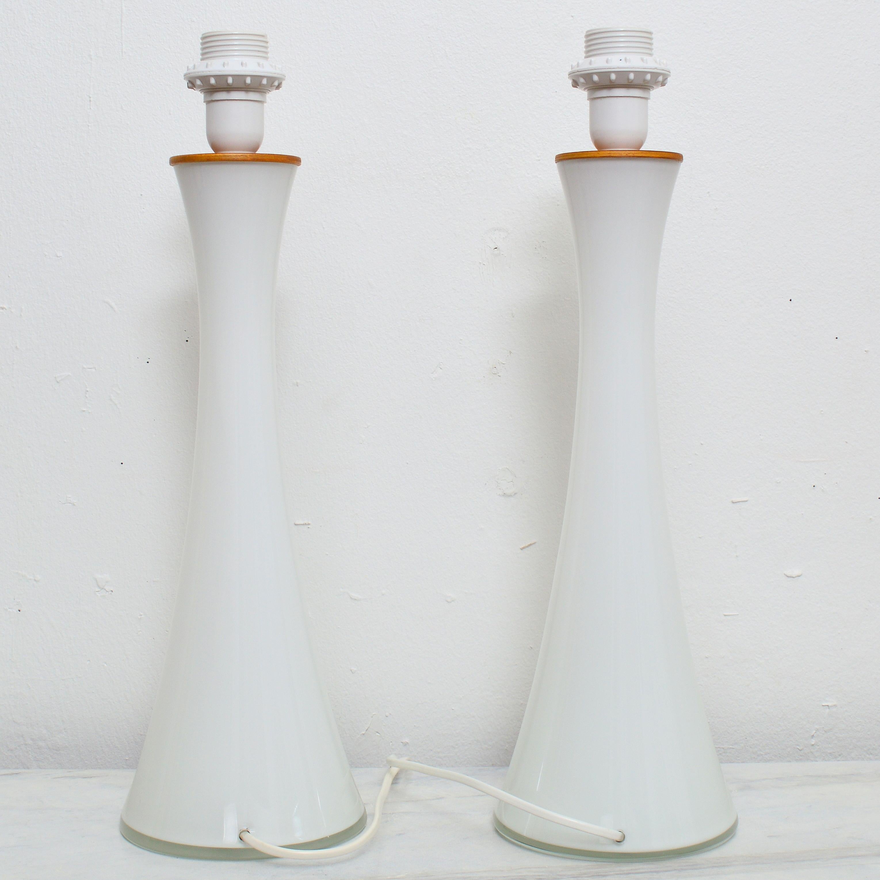 Pareja de lámparas de mesa Bergboms de cristal blanco, años 60 siglo XX en venta