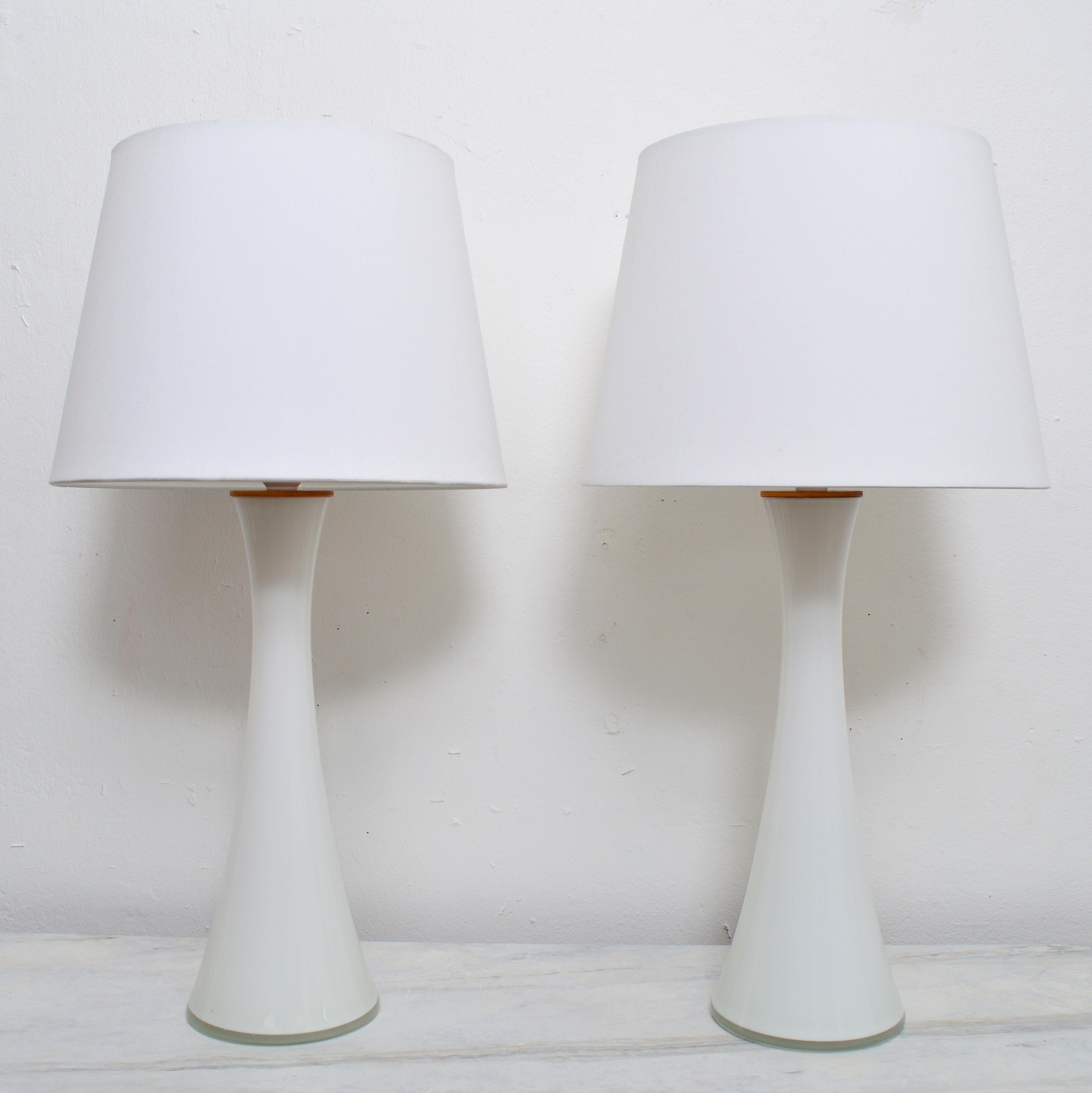 Pareja de lámparas de mesa Bergboms de cristal blanco, años 60 Sueco en venta