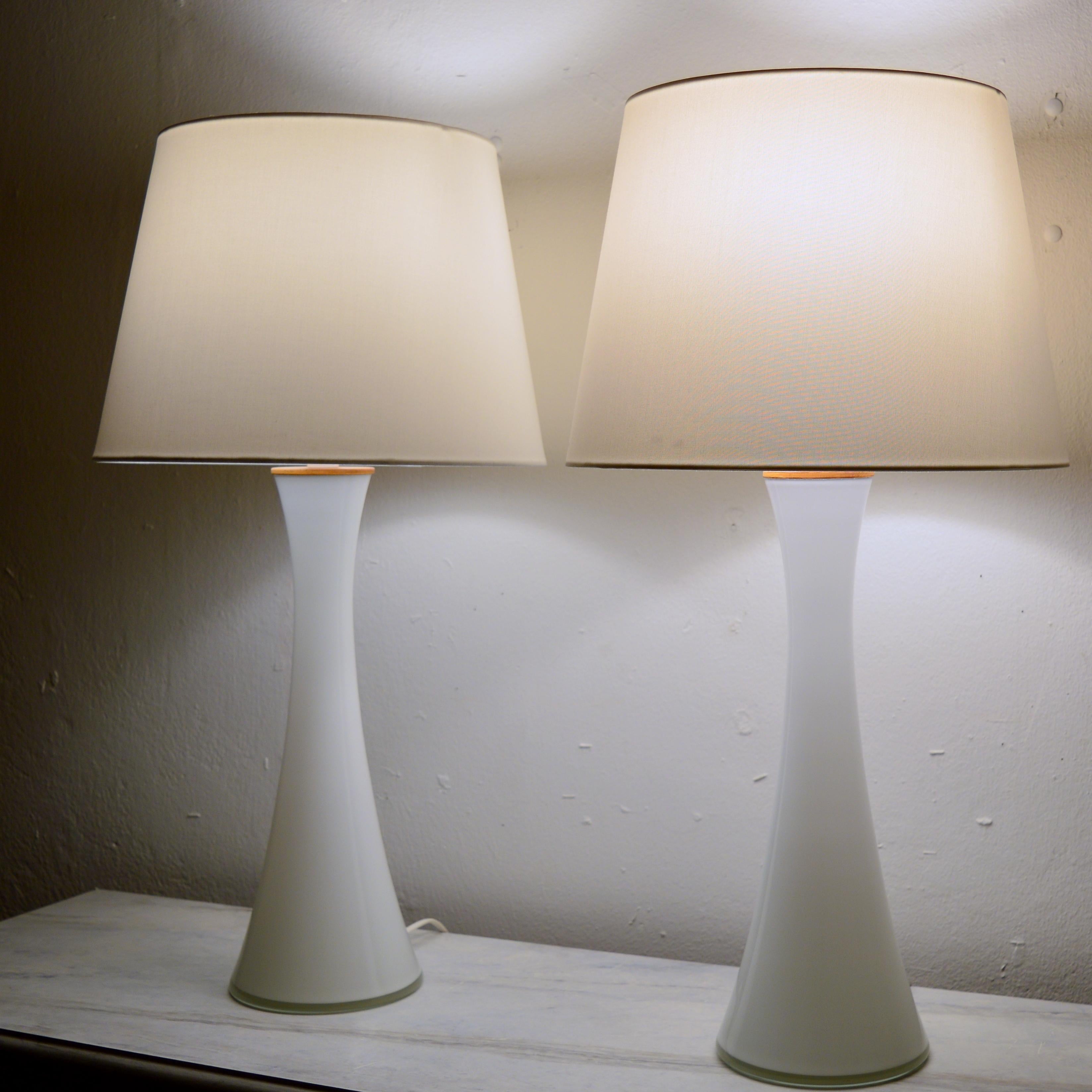 Pareja de lámparas de mesa Bergboms de cristal blanco, años 60 Escandinavo moderno en venta
