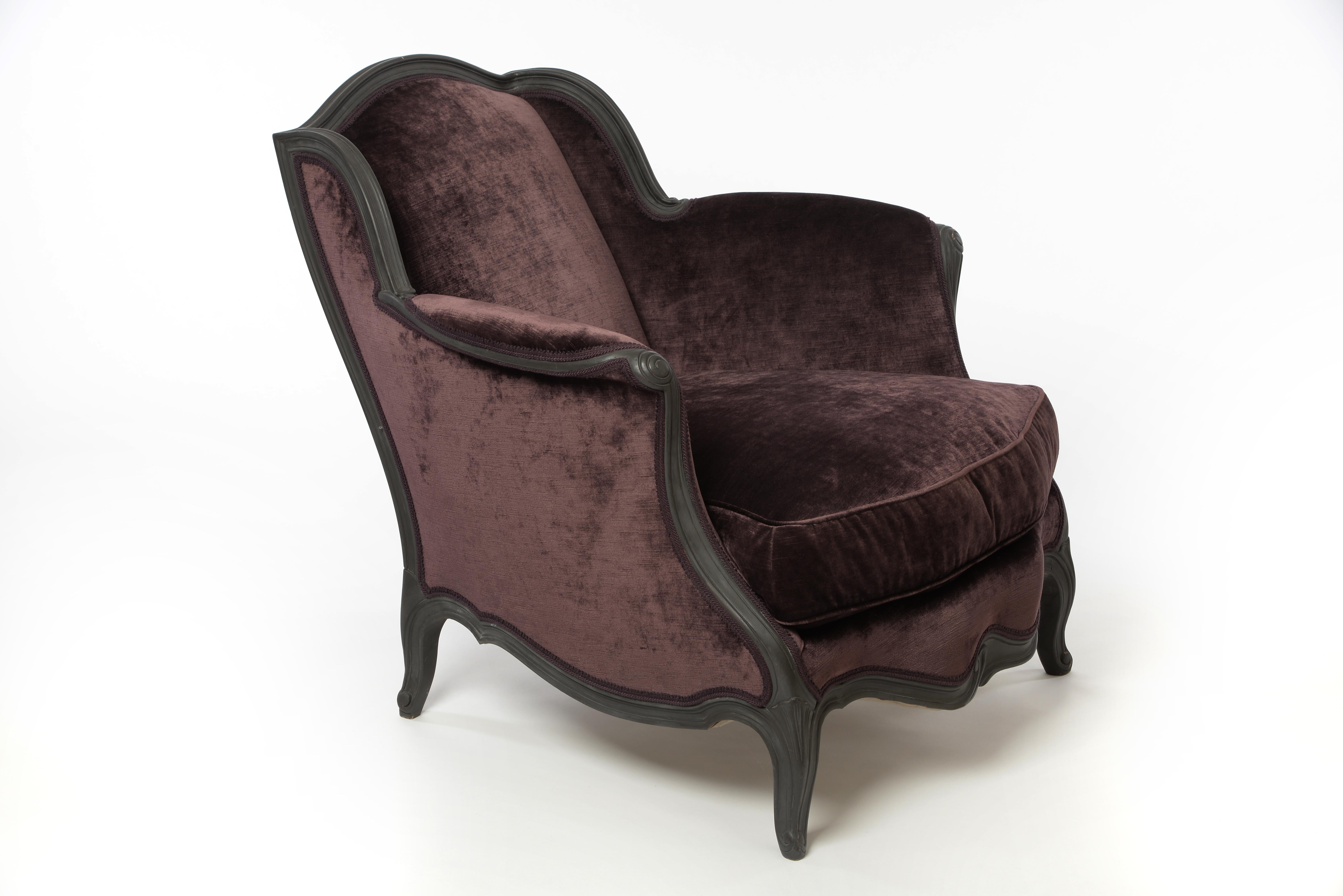 This wonderful pair of bergere chairs have a very sophisticated and elegant appearance. The handmade beech frame is elaborately curved and decorated. The dark paint in combination with the dramatic velvet fabric add masculinity.