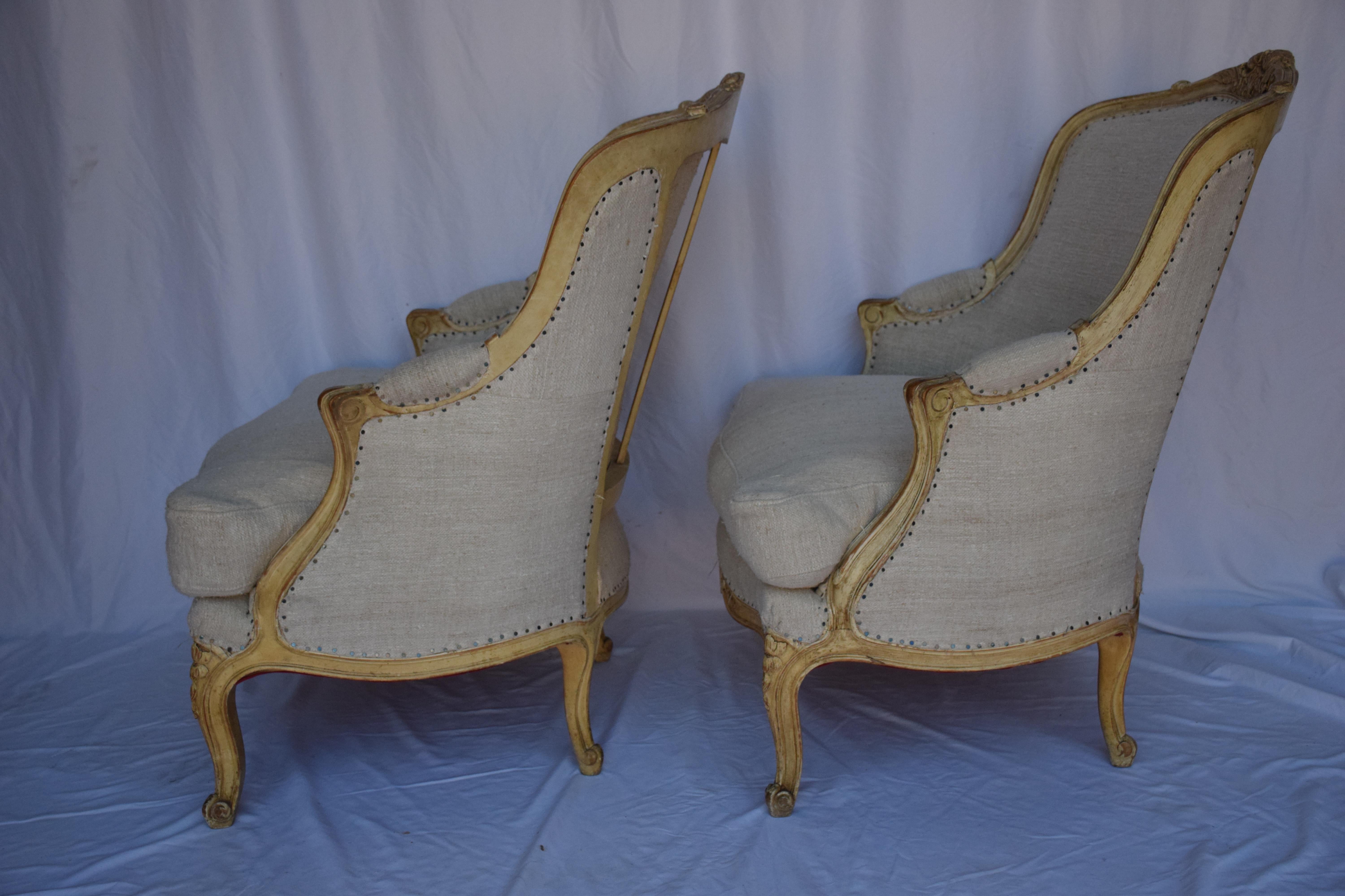 Paar Stühle aus Bergere mit französischer Leinenbespannung im Angebot 5