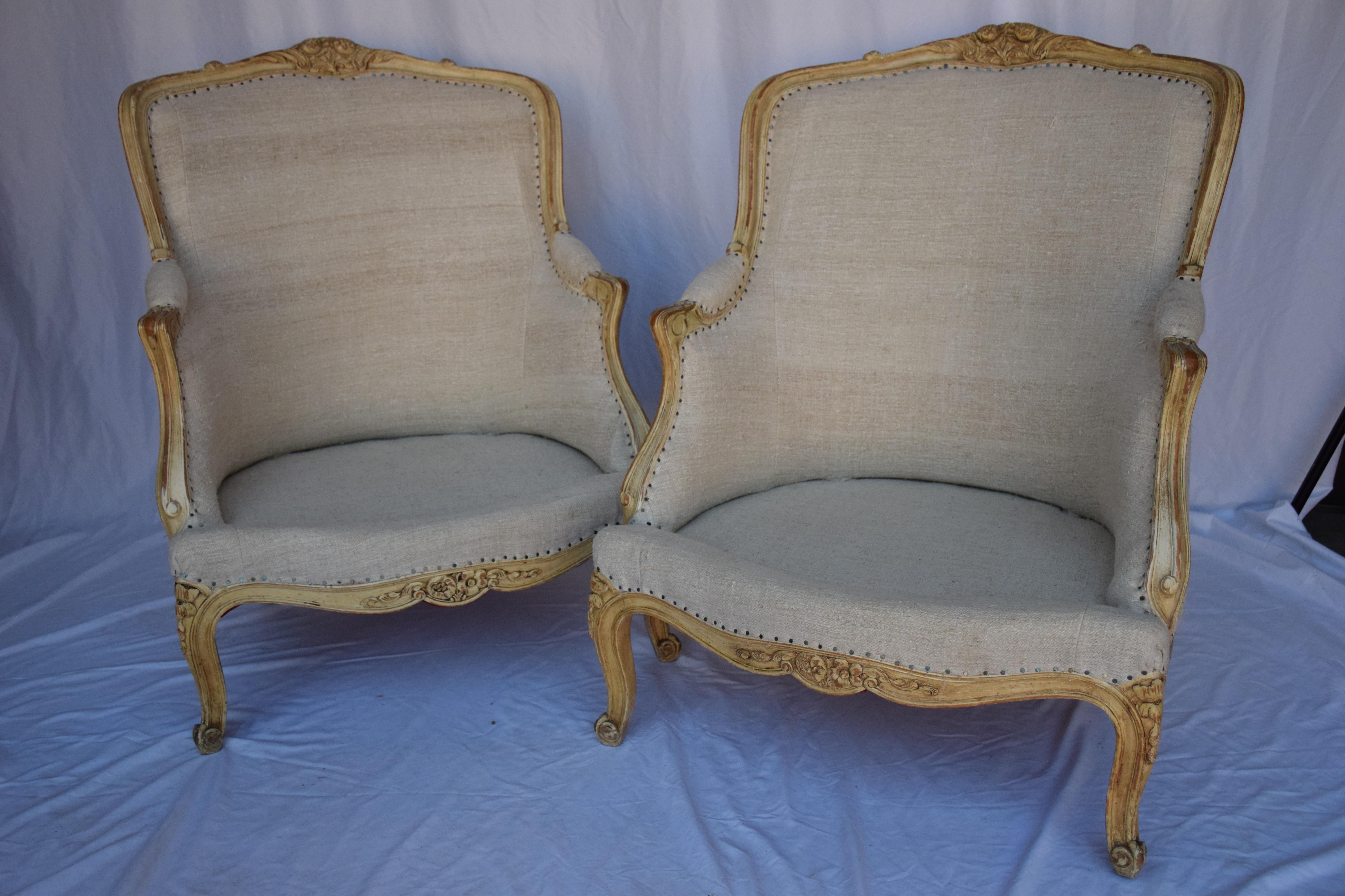 Paar Stühle aus Bergere mit französischer Leinenbespannung (Französische Provence) im Angebot