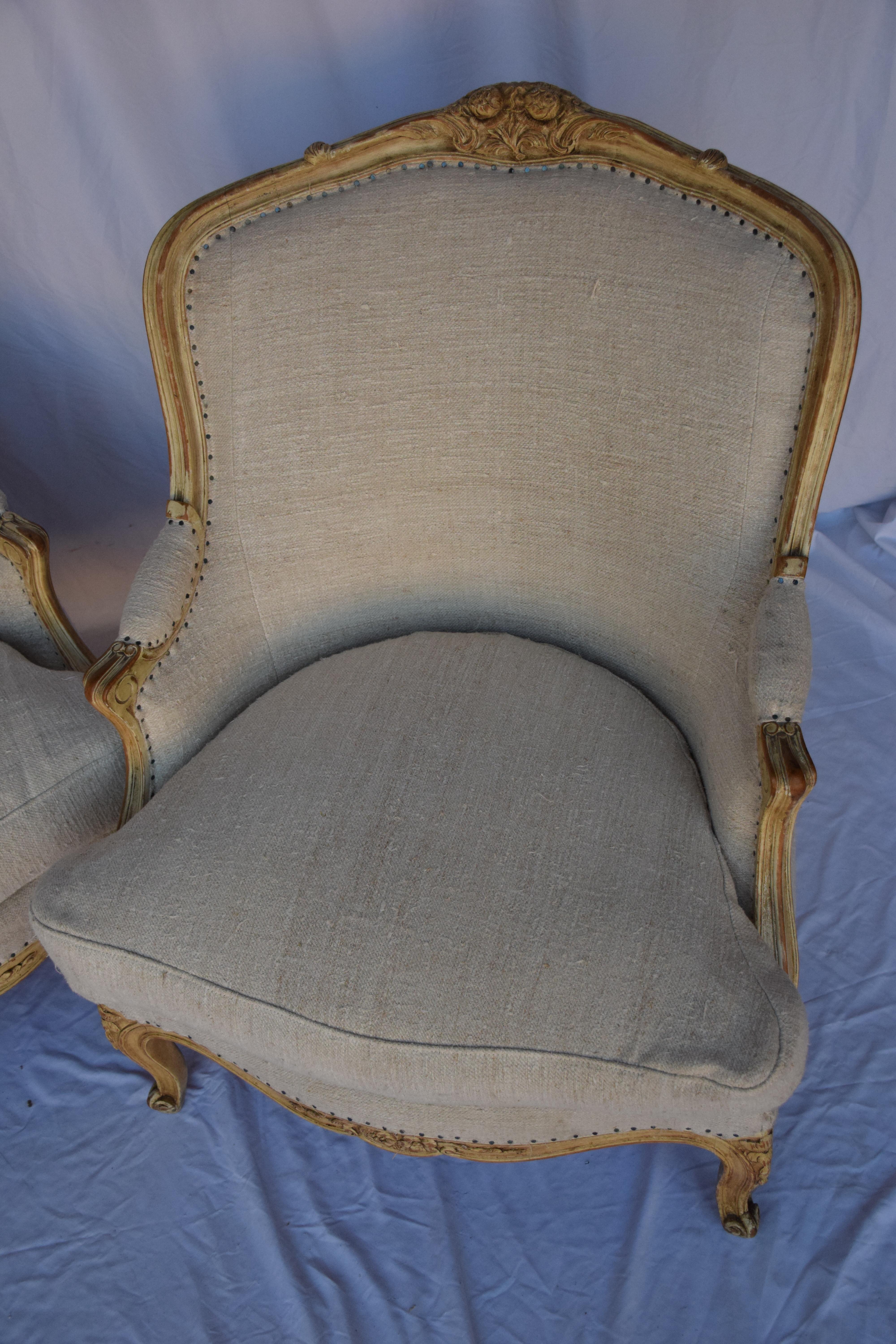 Paar Stühle aus Bergere mit französischer Leinenbespannung (Europäisch) im Angebot