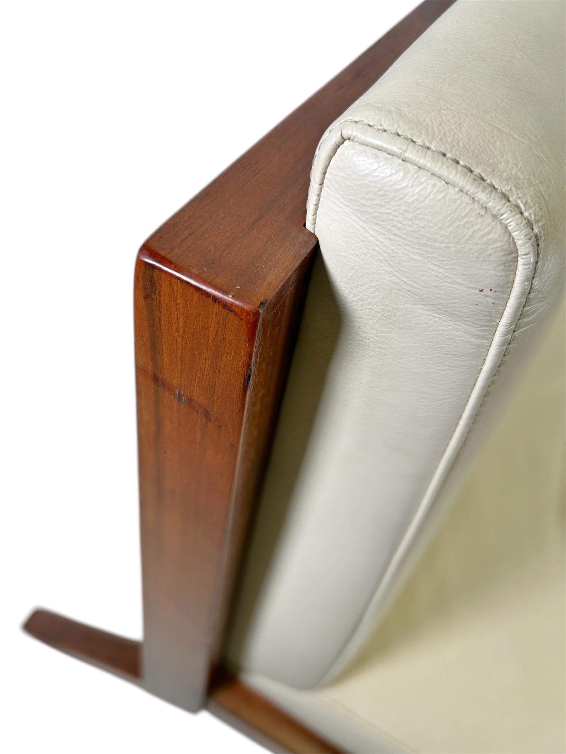 Paar Bernhardt-Loungesessel aus massivem Nussbaumholz in Original cremefarbenem, feinem Leder im Angebot 3