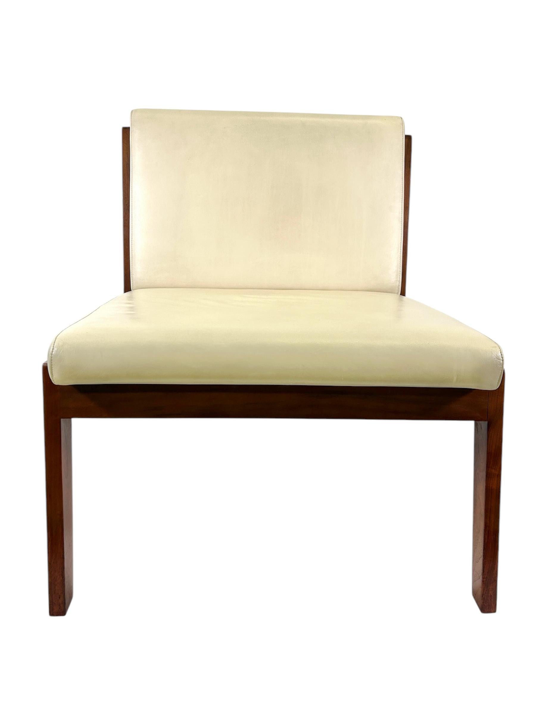 Paar Bernhardt-Loungesessel aus massivem Nussbaumholz in Original cremefarbenem, feinem Leder im Angebot 5