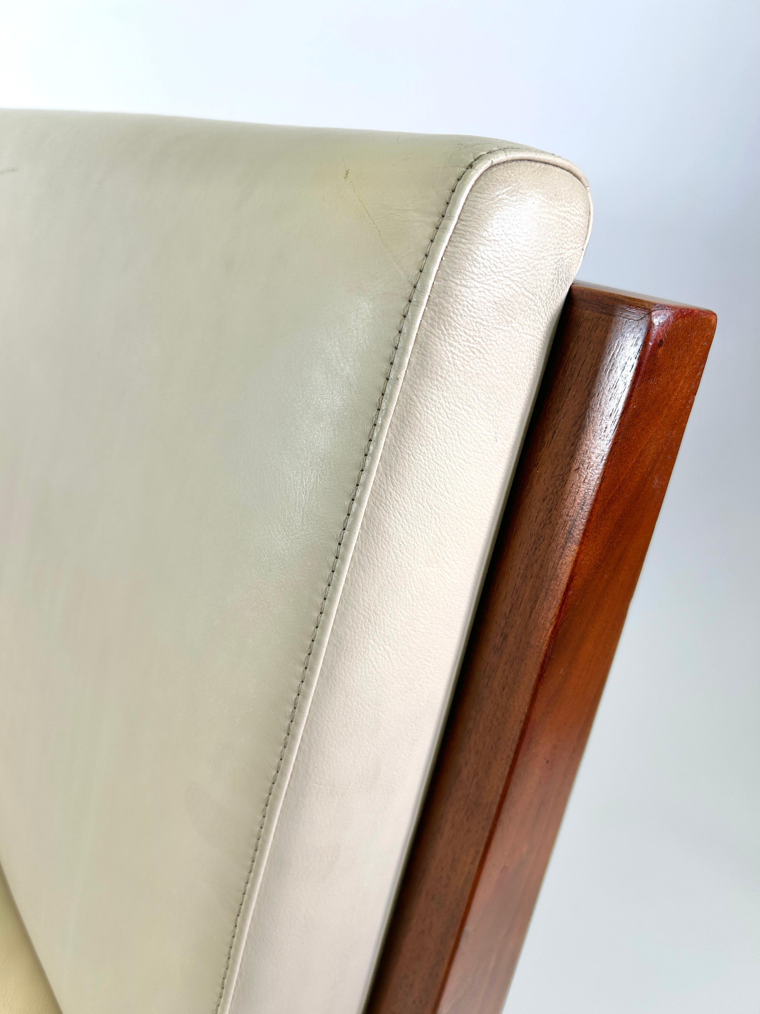 Paar Bernhardt-Loungesessel aus massivem Nussbaumholz in Original cremefarbenem, feinem Leder im Angebot 6