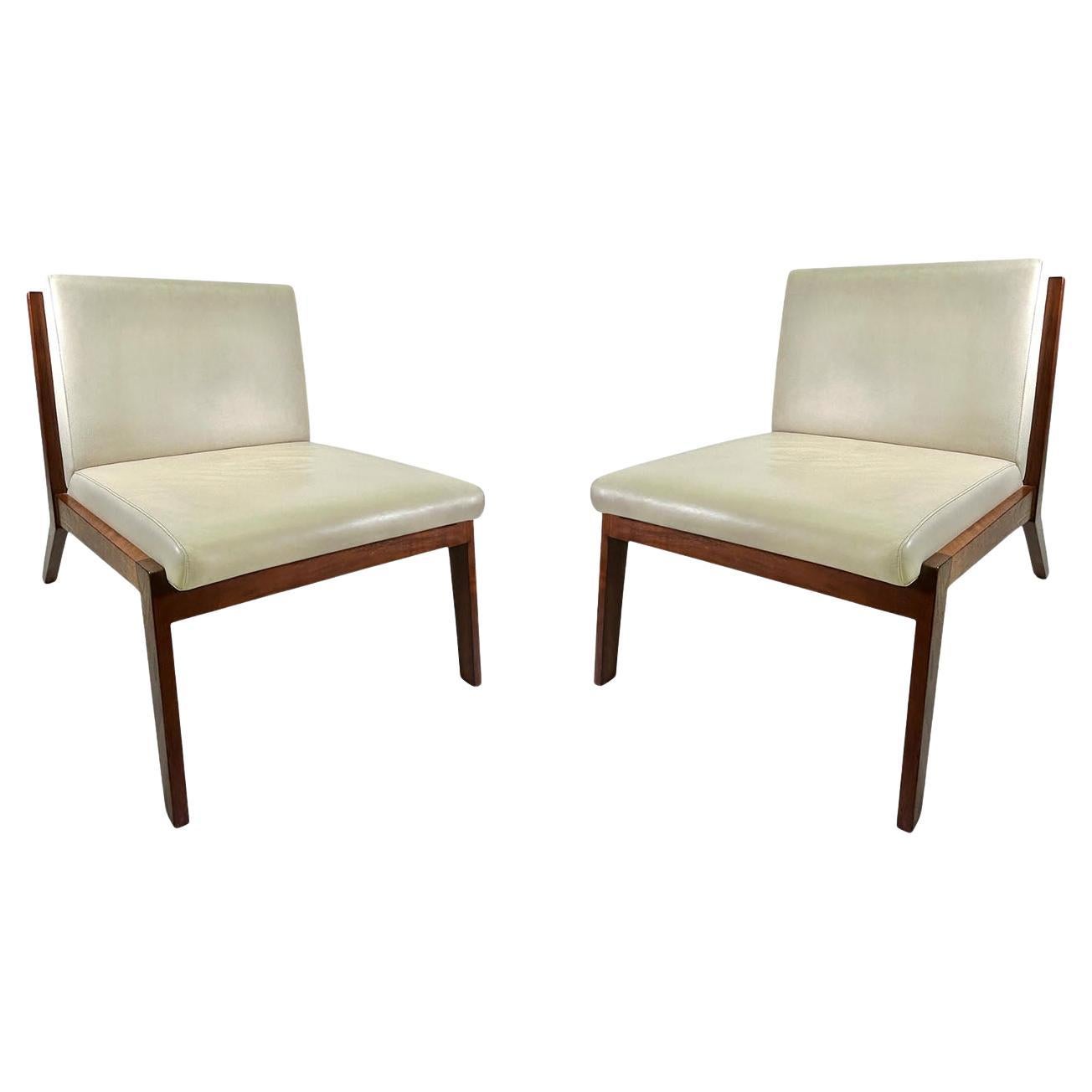 Dieses atemberaubende Paar Vintage Bernhardt Walnut Lounge Chairs in Original Creme Fine Leather sind der Inbegriff der High-End-Mid-Century-Ästhetik. Hergestellt von der Bernhardt-Möbelfirma, die seit den 1880er Jahren im Geschäft ist, werden diese
