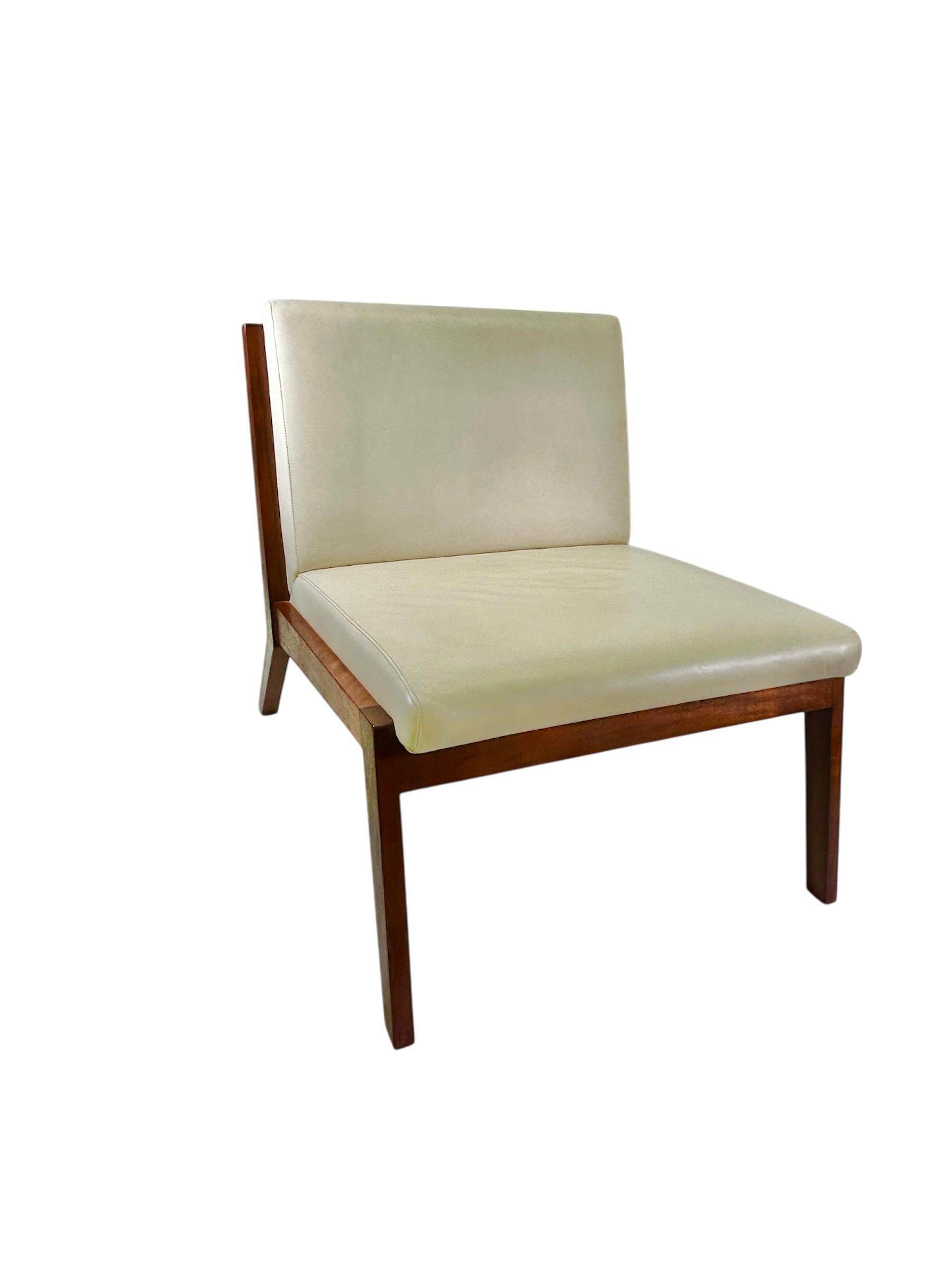 Paar Bernhardt-Loungesessel aus massivem Nussbaumholz in Original cremefarbenem, feinem Leder (Moderne der Mitte des Jahrhunderts) im Angebot