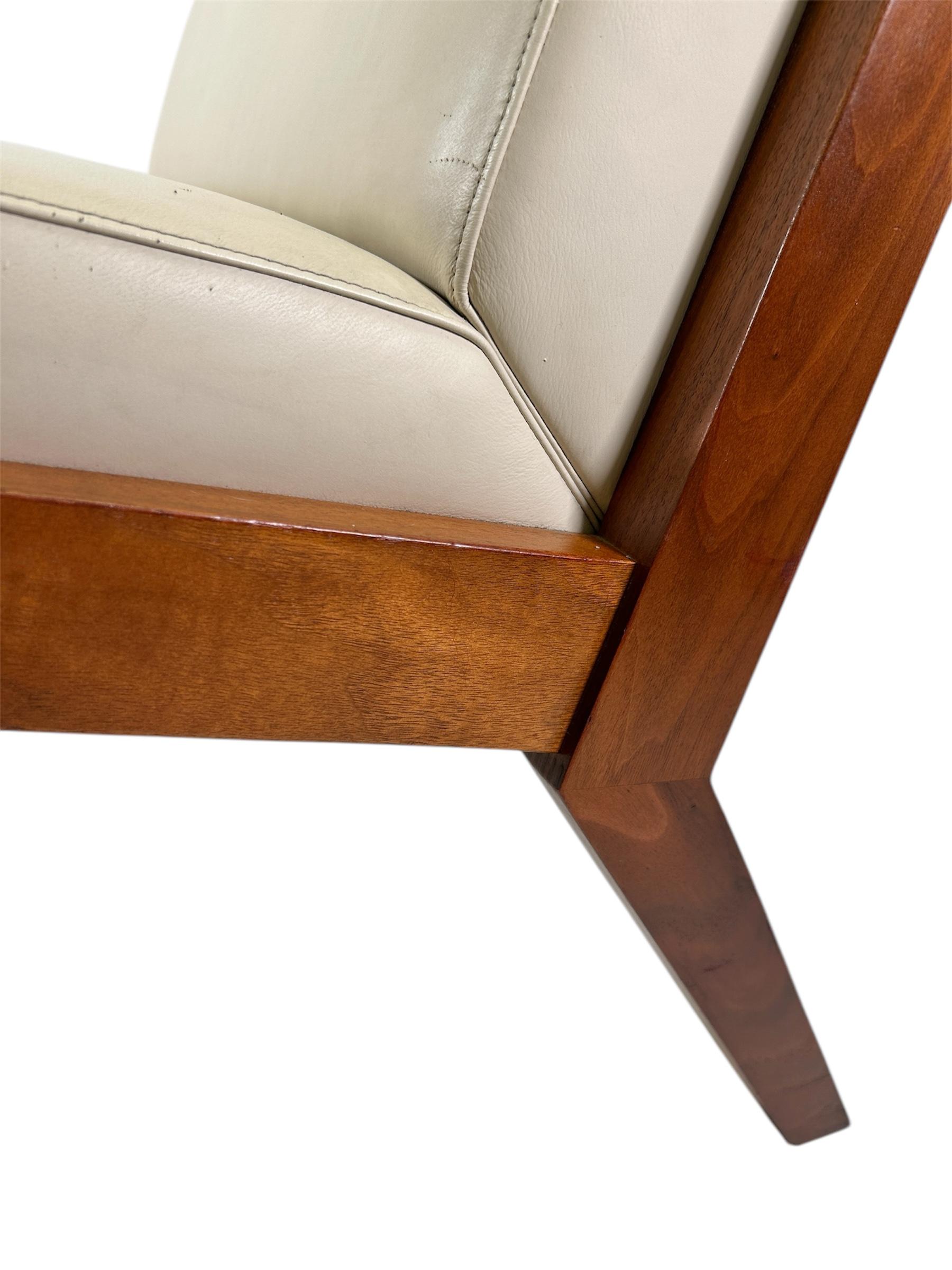 Paar Bernhardt-Loungesessel aus massivem Nussbaumholz in Original cremefarbenem, feinem Leder (amerikanisch) im Angebot