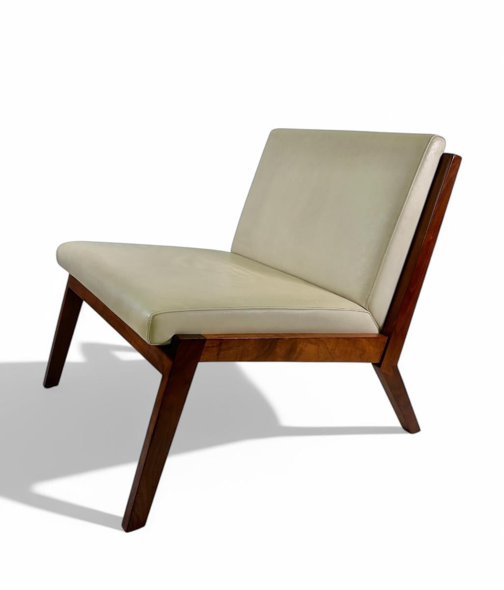 Paar Bernhardt-Loungesessel aus massivem Nussbaumholz in Original cremefarbenem, feinem Leder im Zustand „Gut“ im Angebot in Wilton, CT