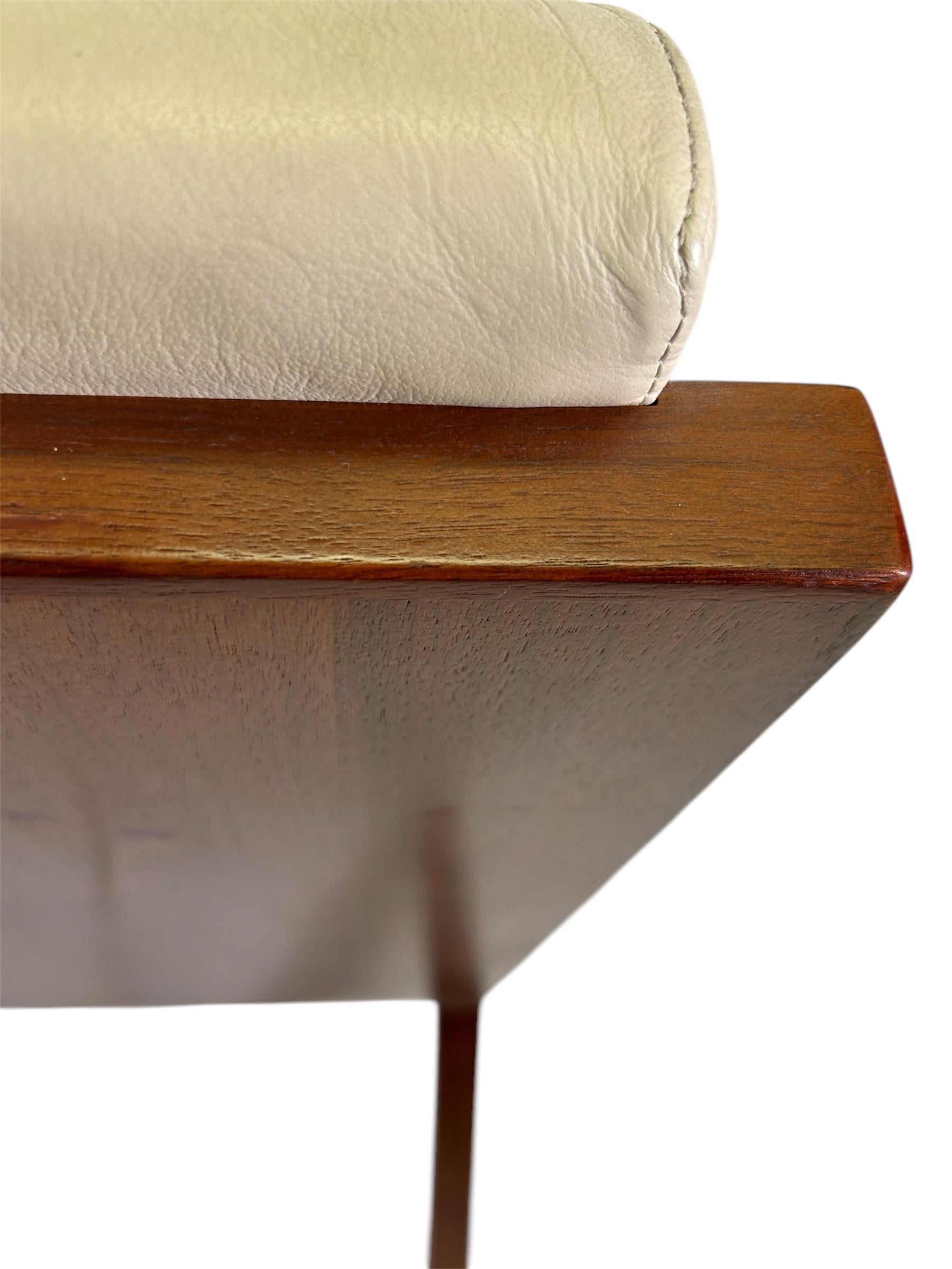 Paar Bernhardt-Loungesessel aus massivem Nussbaumholz in Original cremefarbenem, feinem Leder im Angebot 1