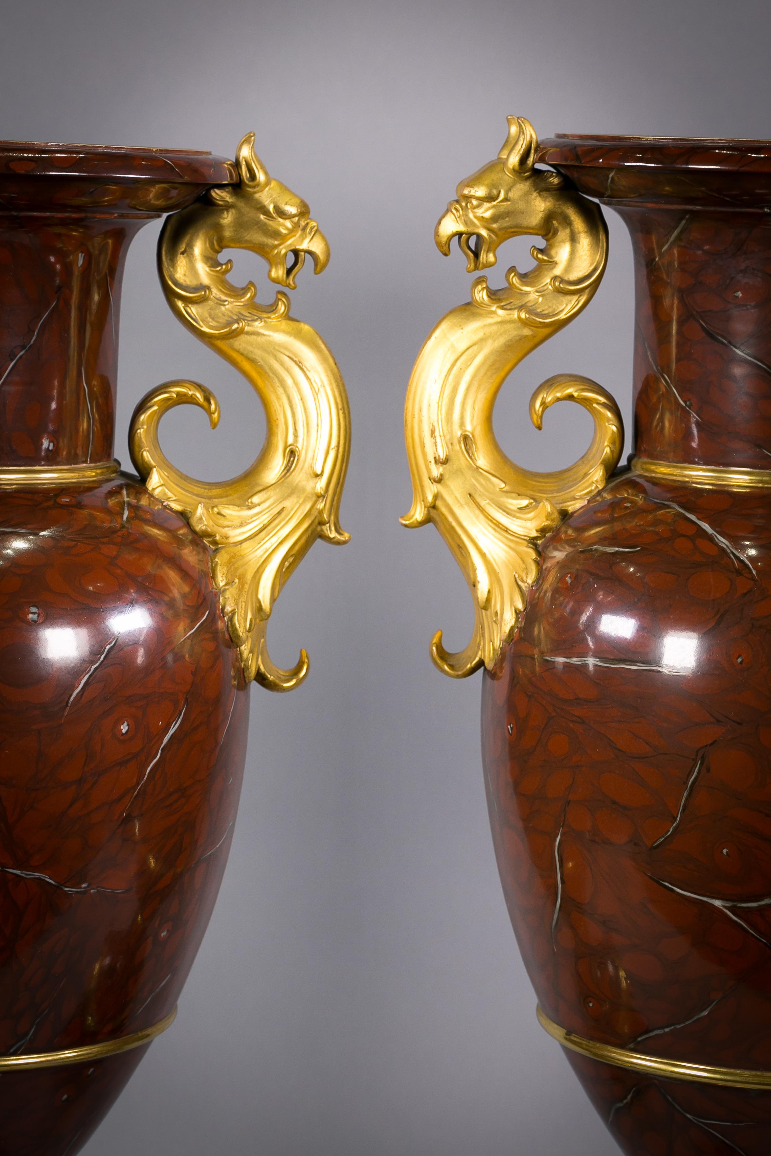 Pair of Berlin Porcelain Faux Marble and Gilt Urns, circa 1825 In Good Condition For Sale In New York, NY