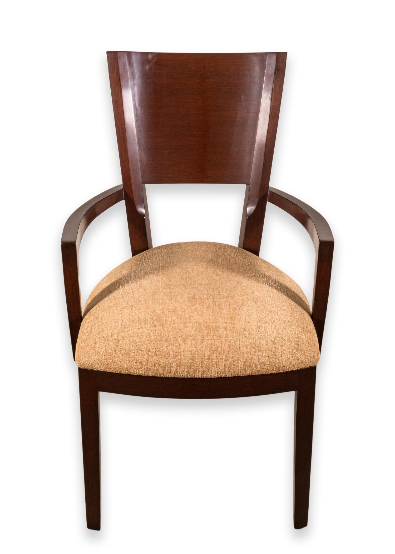 Une paire de chaises de salle à manger Berman Rossetti. Ces magnifiques fauteuils sont dotés d'un cadre en bois plein avec une finition sombre avec de belles veines de bois, et une finition subtile semi-brillante. Les sièges sont constitués d'une